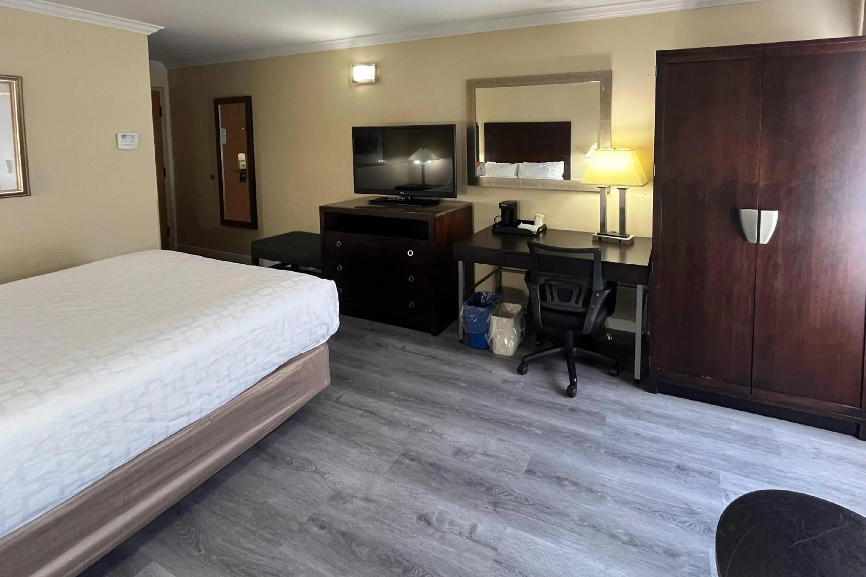 Bedroom, Bed in Quality Inn Saint-Jean-sur-Richelieu