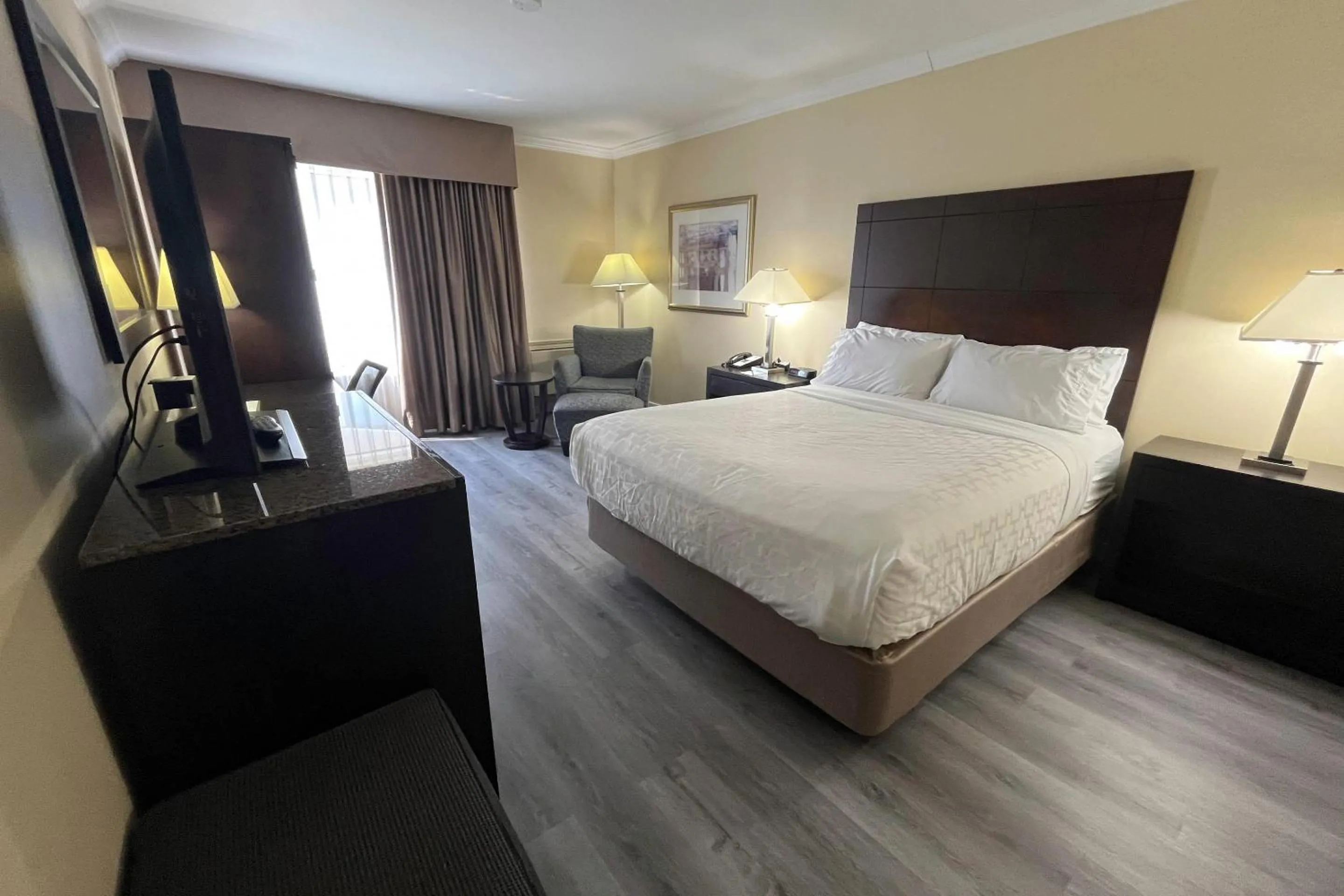 Bedroom, Bed in Quality Inn Saint-Jean-sur-Richelieu