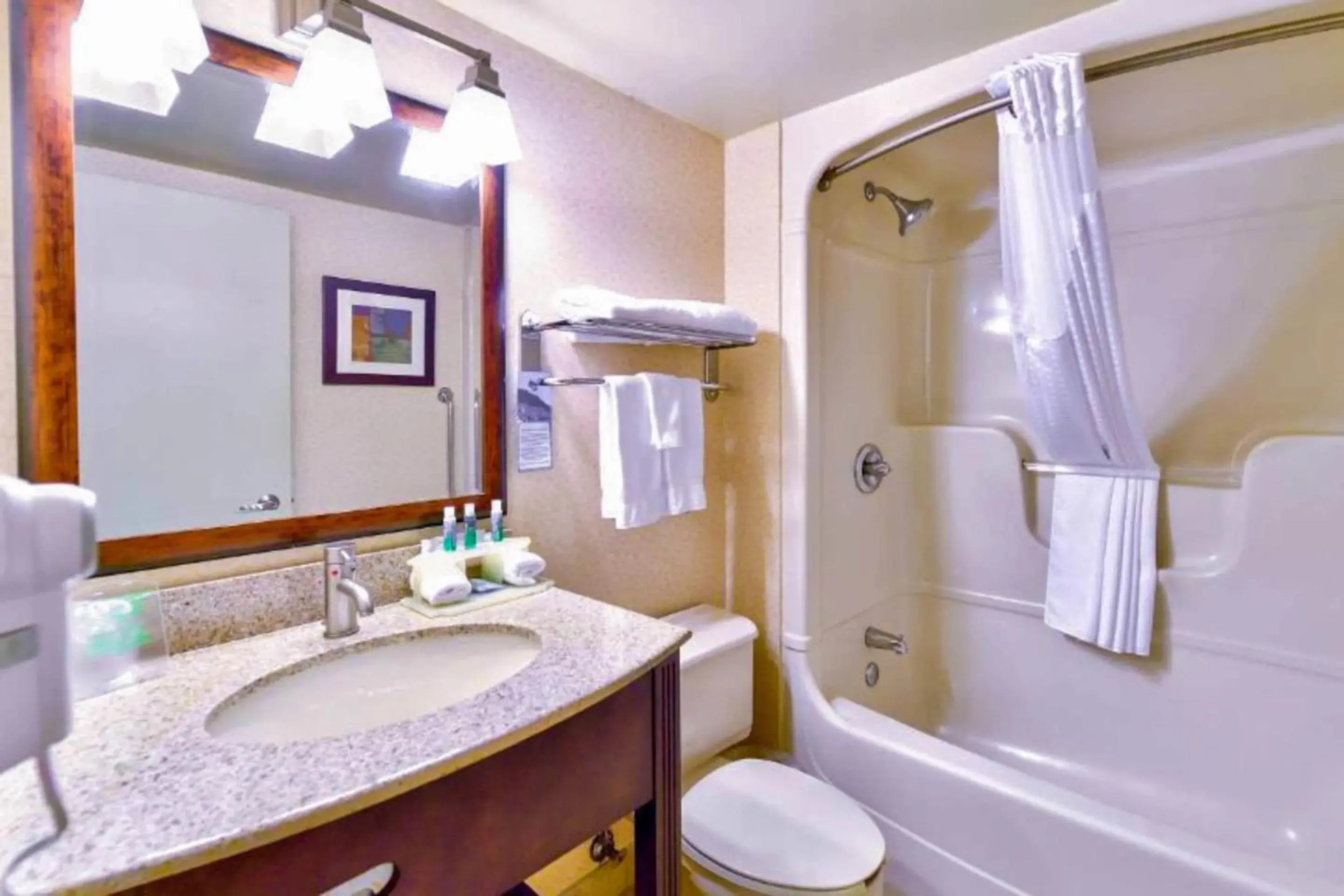 Bedroom in Quality Inn Saint-Jean-sur-Richelieu Bedroom in Quality Inn Saint-Jean-sur-Richelieu