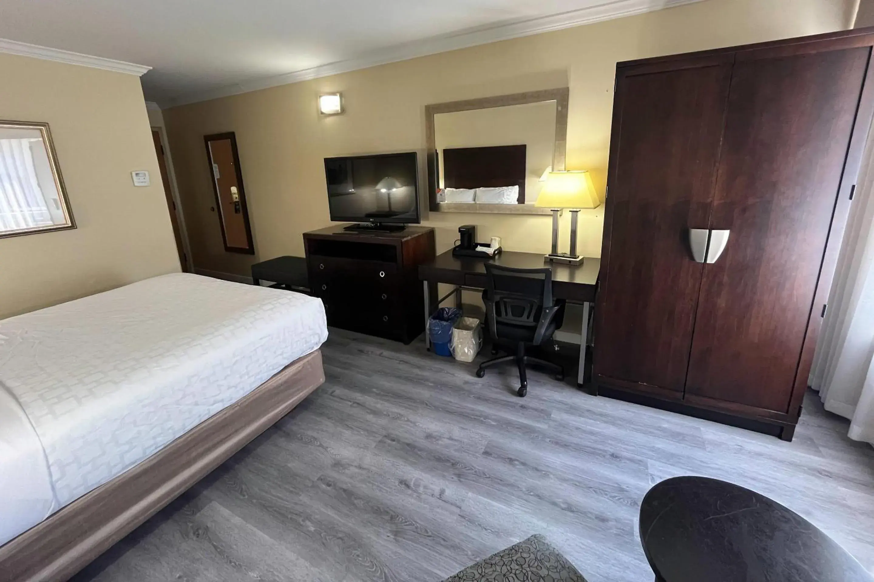 Bedroom, Bed in Quality Inn Saint-Jean-sur-Richelieu Bedroom, Bed in Quality Inn Saint-Jean-sur-Richelieu