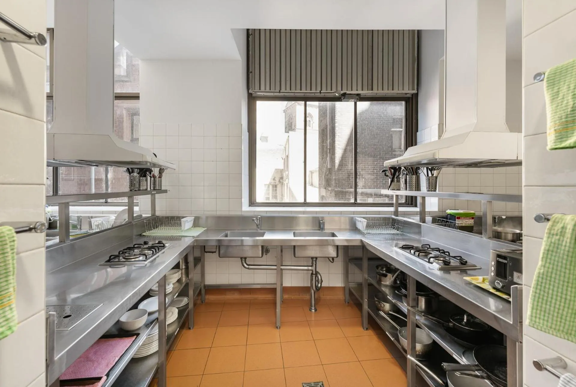 Kitchen or kitchenette in YHA Sydney Central