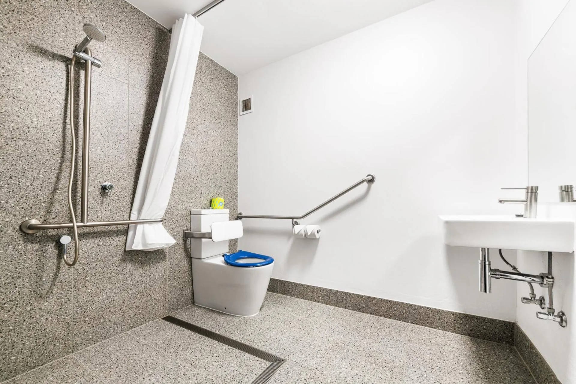 Bathroom in YHA Sydney Central