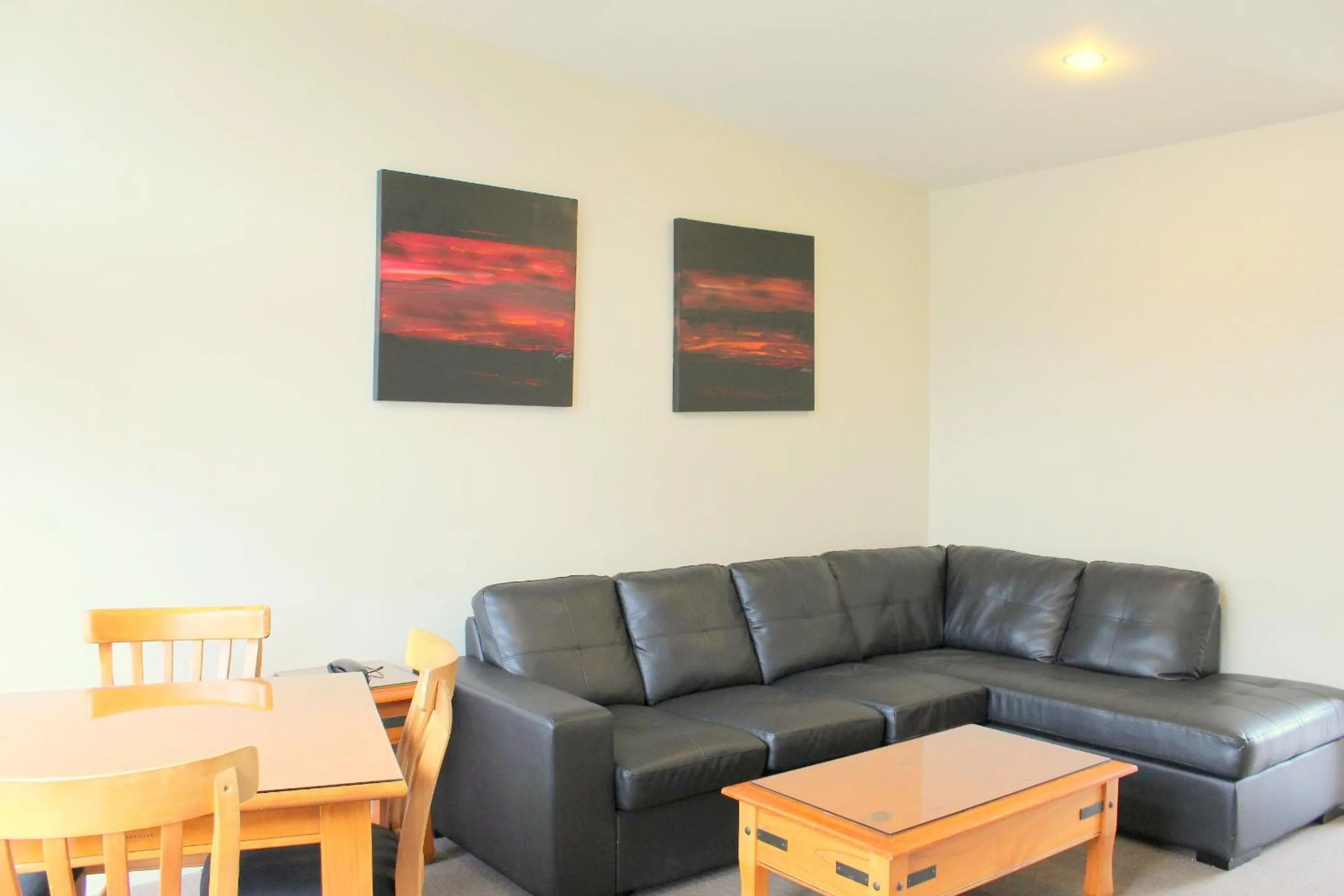 Living room in Sunset Motel