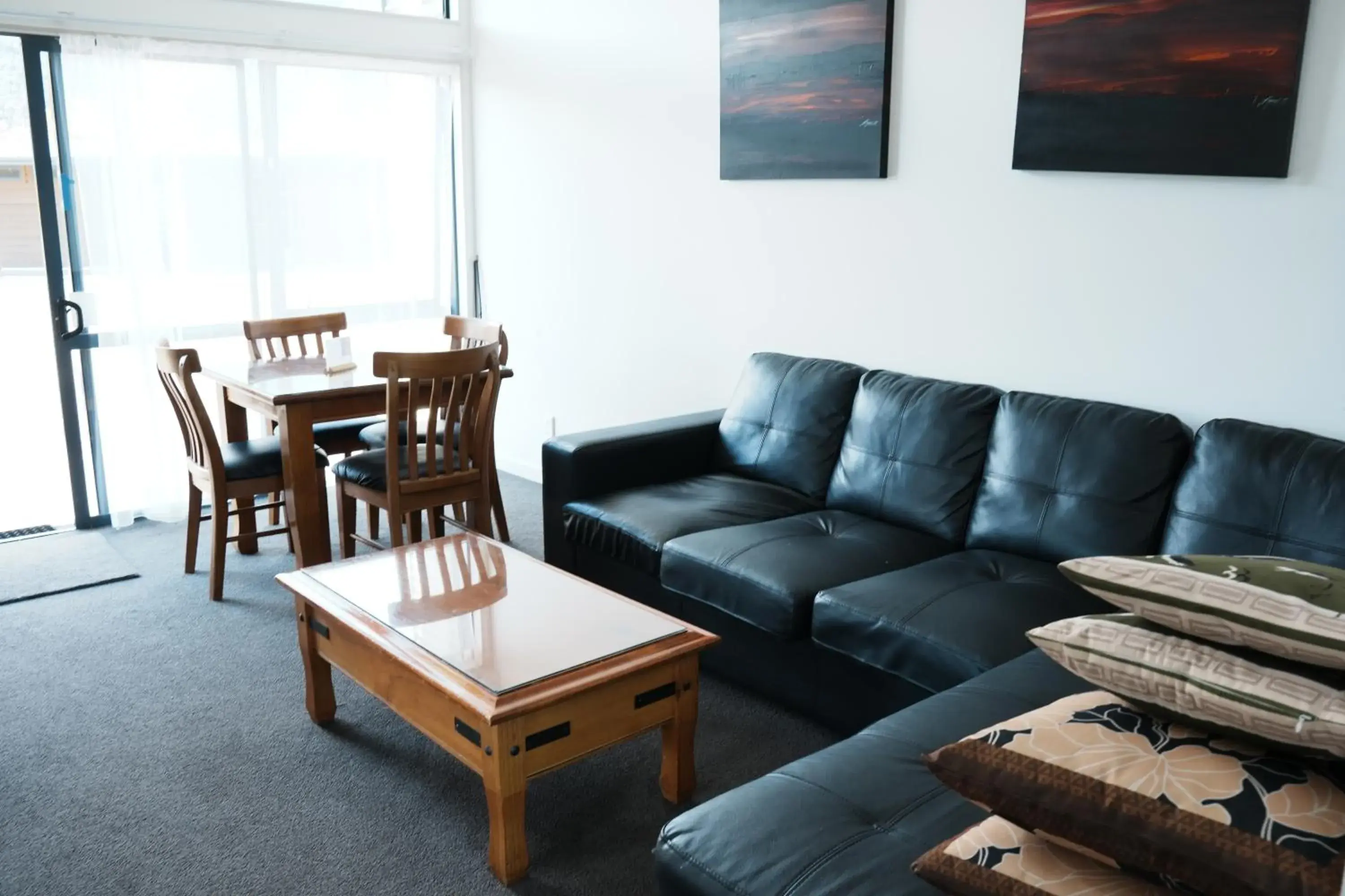 Two-Bedroom Apartment with Mountain View in Sunset Motel Two-Bedroom Apartment with Mountain View in Sunset Motel