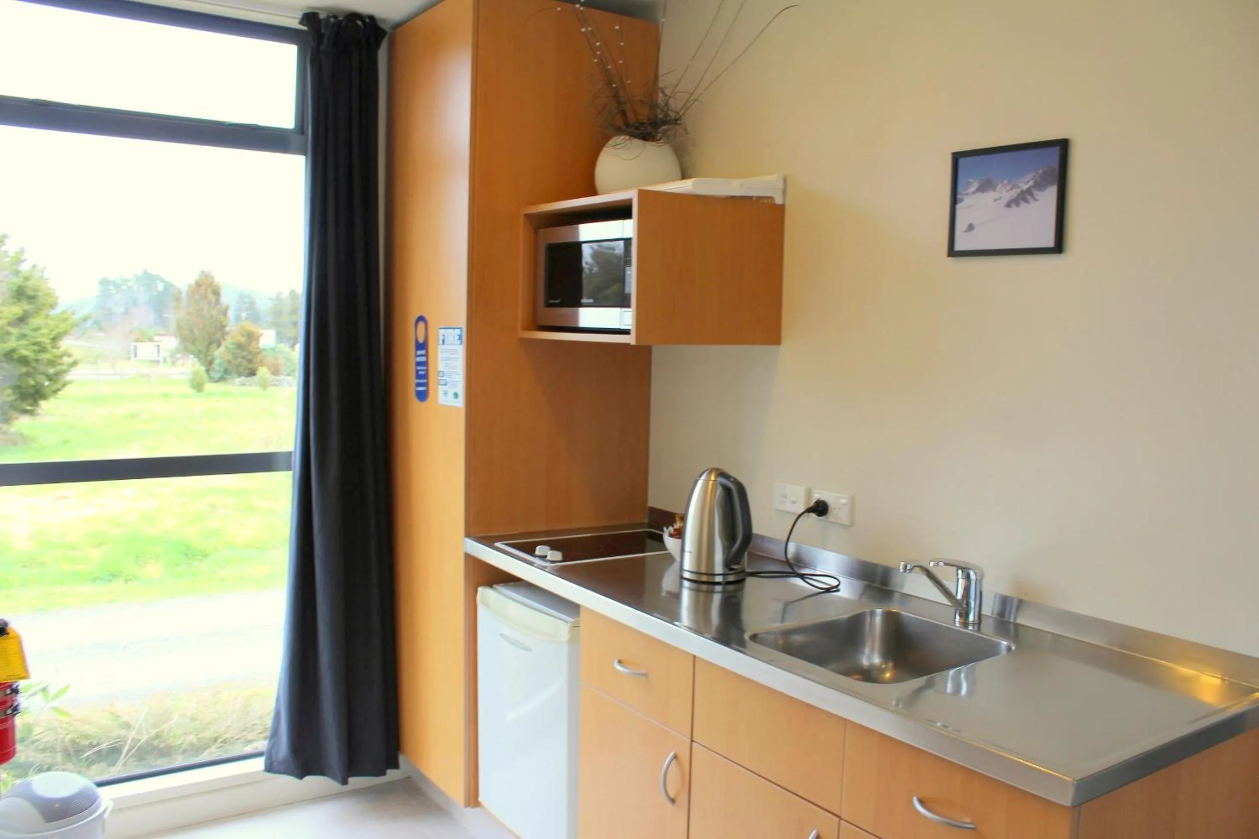 Kitchen or kitchenette in Sunset Motel