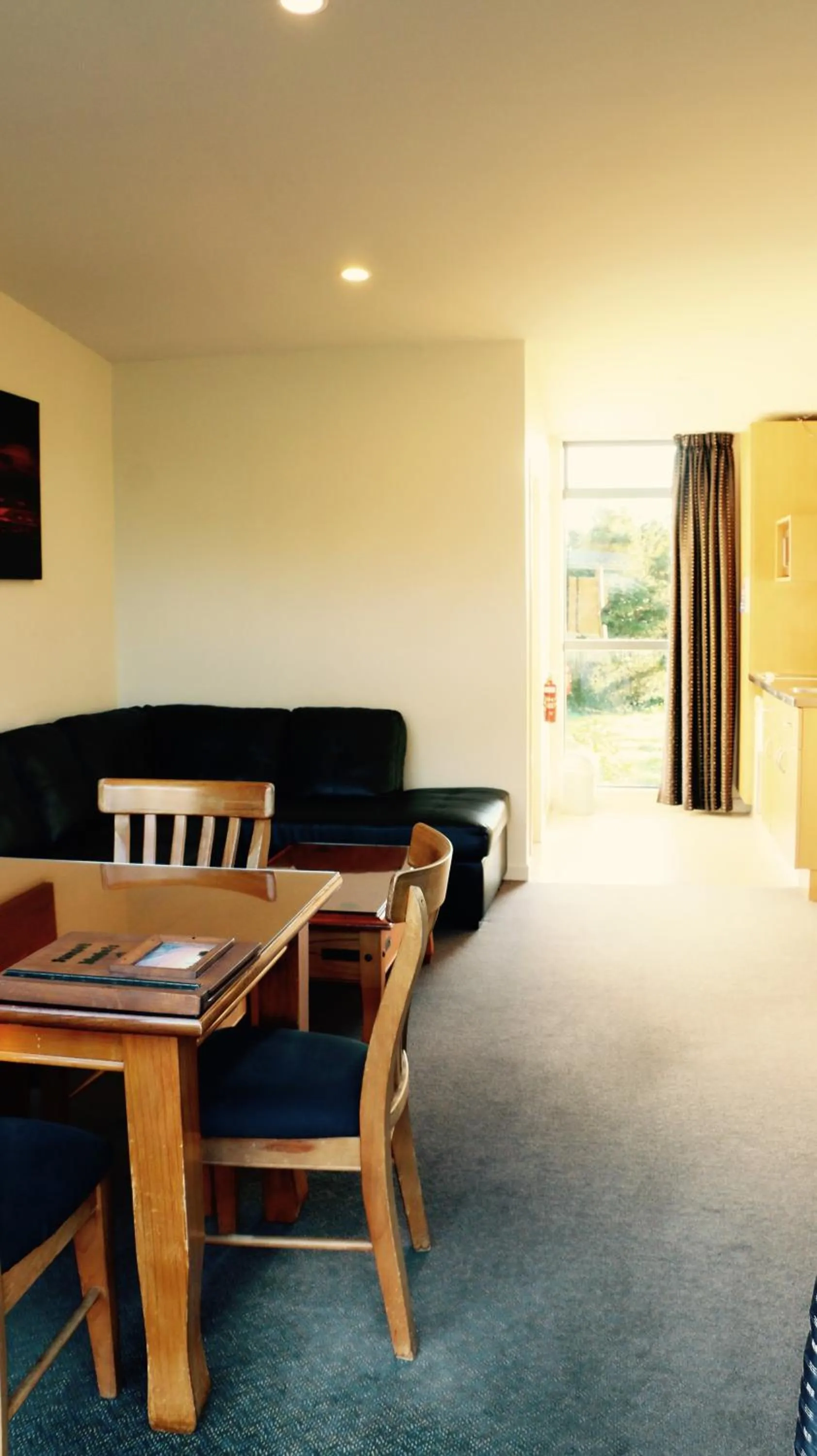 Living room in Sunset Motel