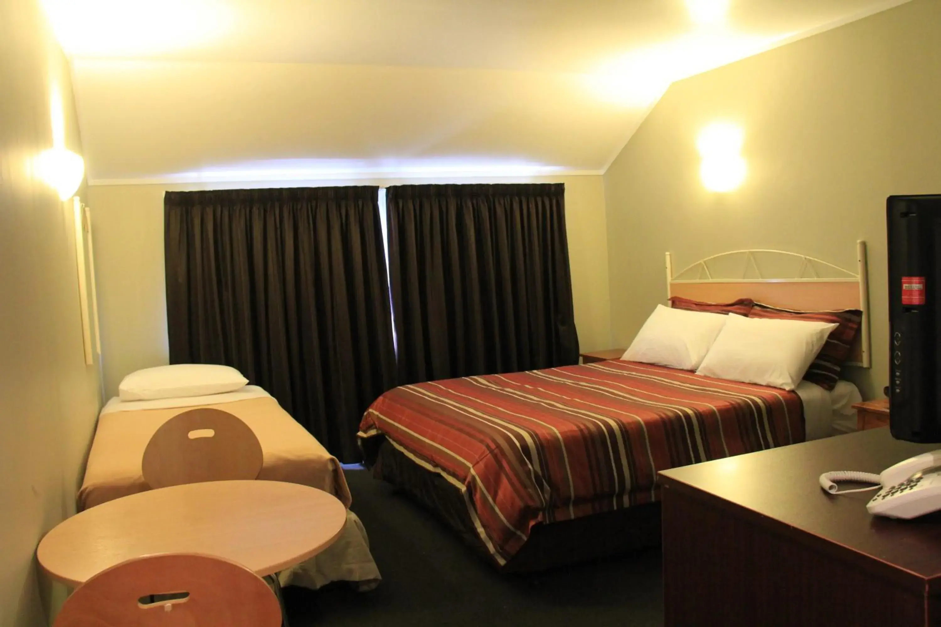 Photo of the whole room, Bed in Sai Motels