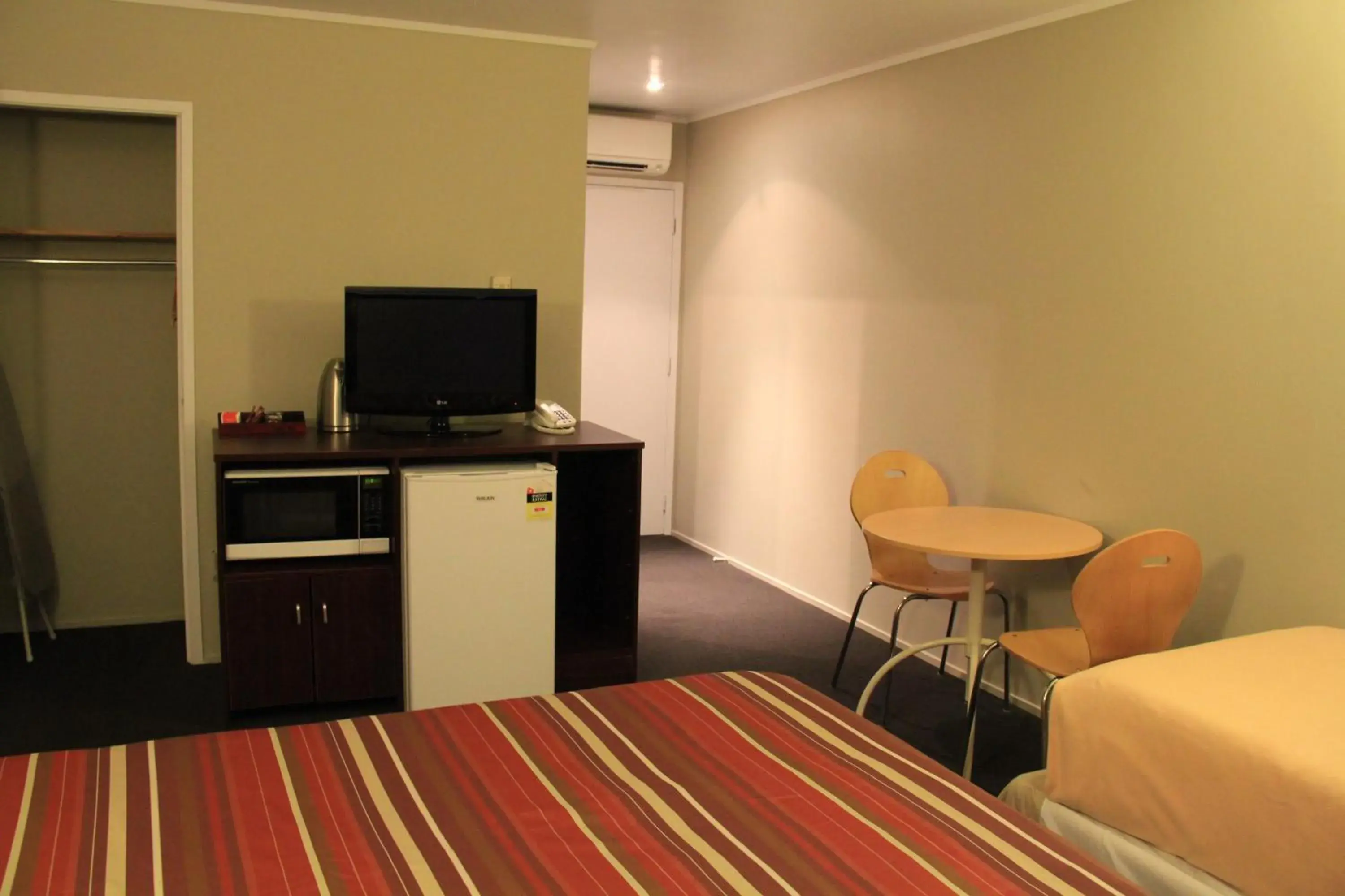 Photo of the whole room, TV/Entertainment Center in Sai Motels