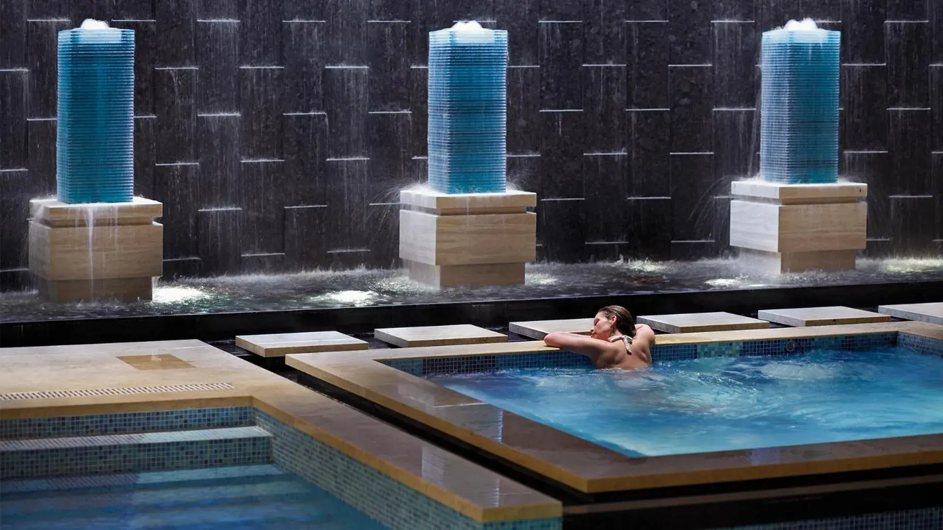 Swimming pool in Lake View Hotel Swimming pool in Lake View Hotel