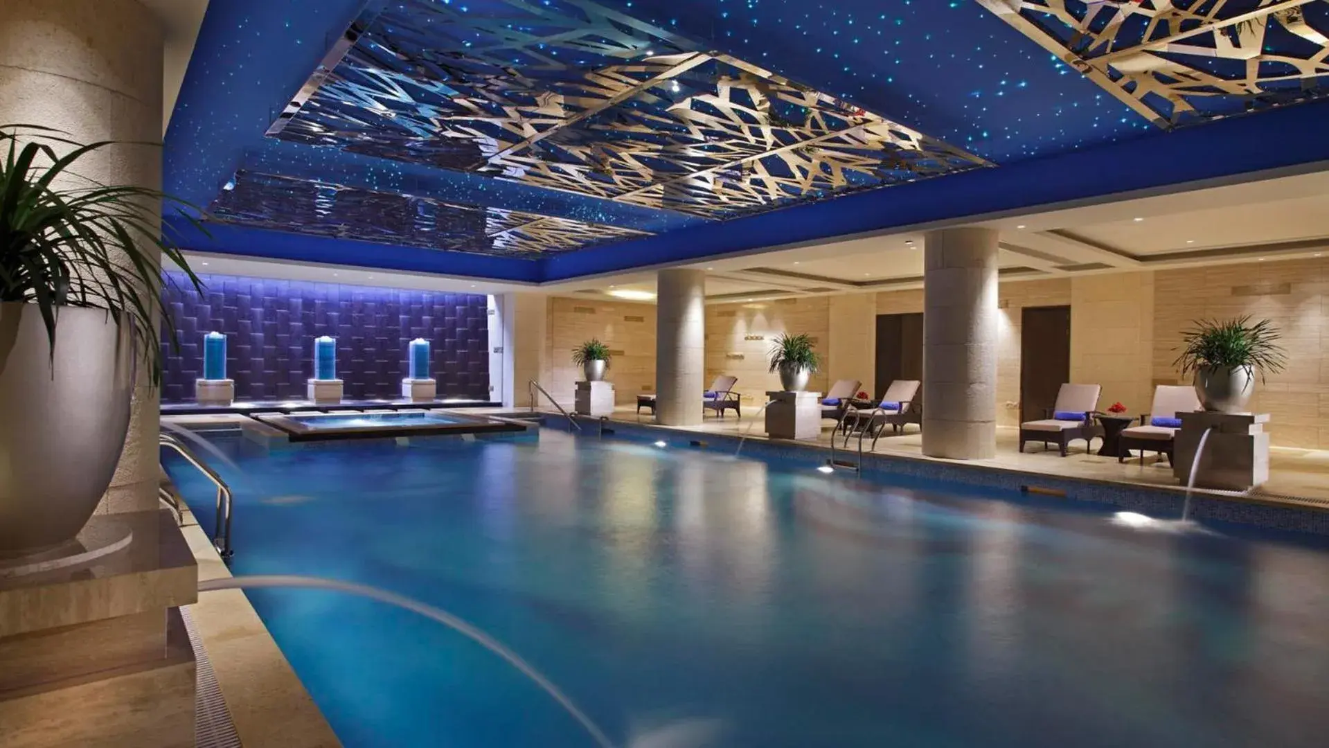 Swimming pool in Lake View Hotel Swimming pool in Lake View Hotel