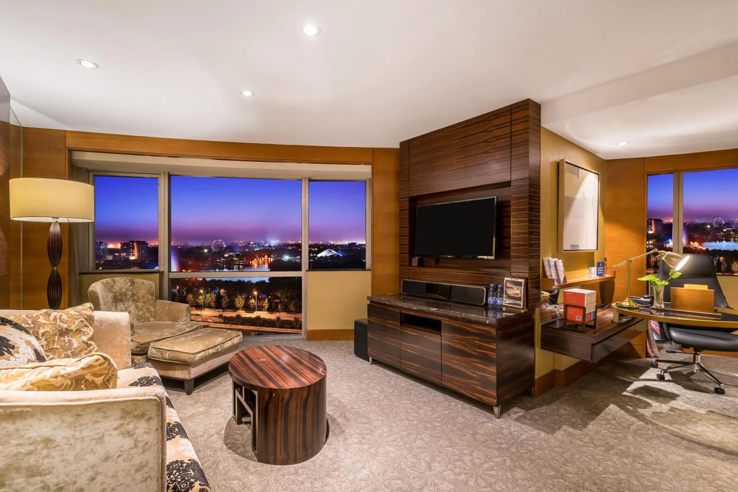 TV and multimedia in Lake View Hotel