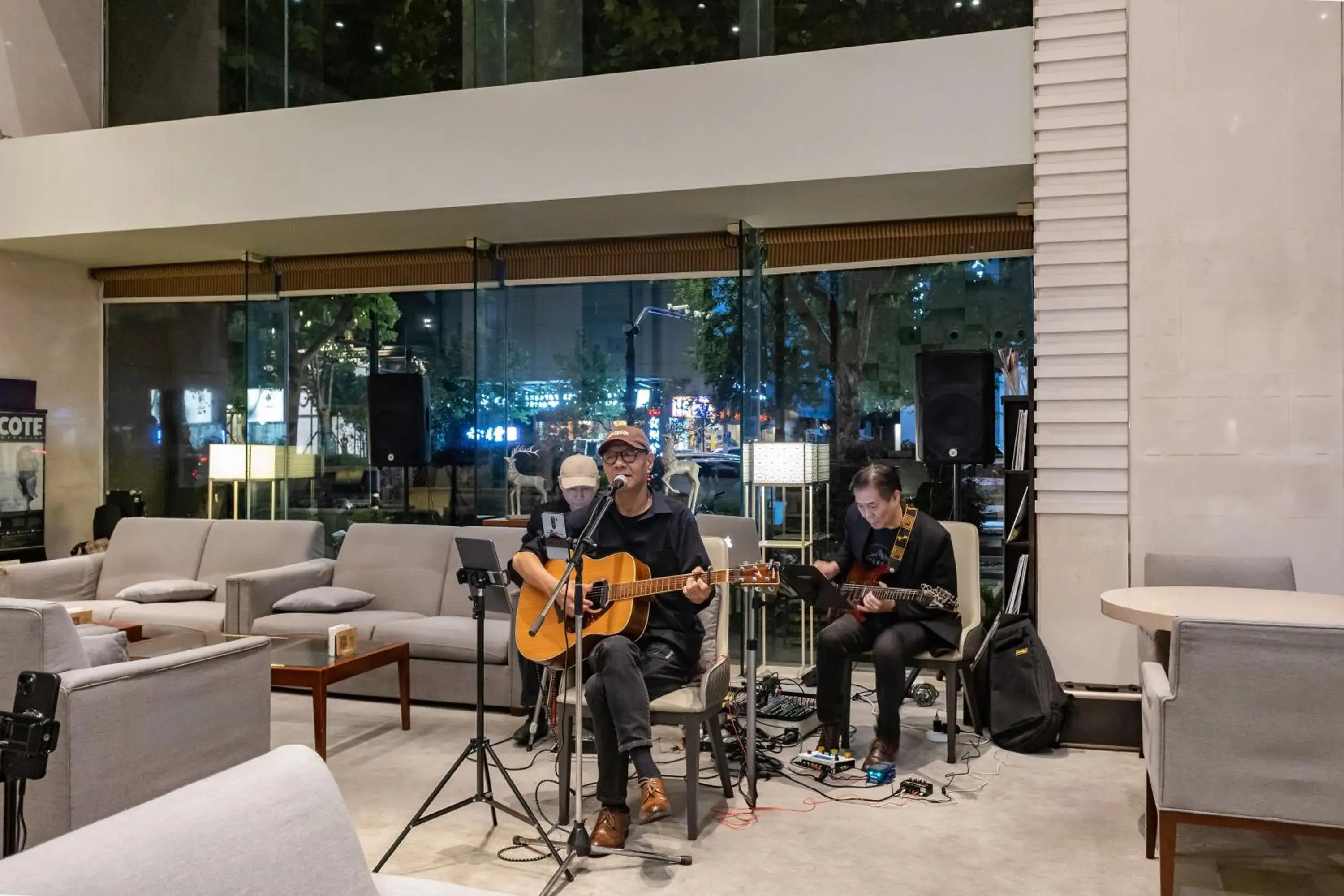 Lounge or bar in Holiday Inn Shanghai Vista Near Jing'an Temple Lounge or bar in Holiday Inn Shanghai Vista Near Jing'an Temple