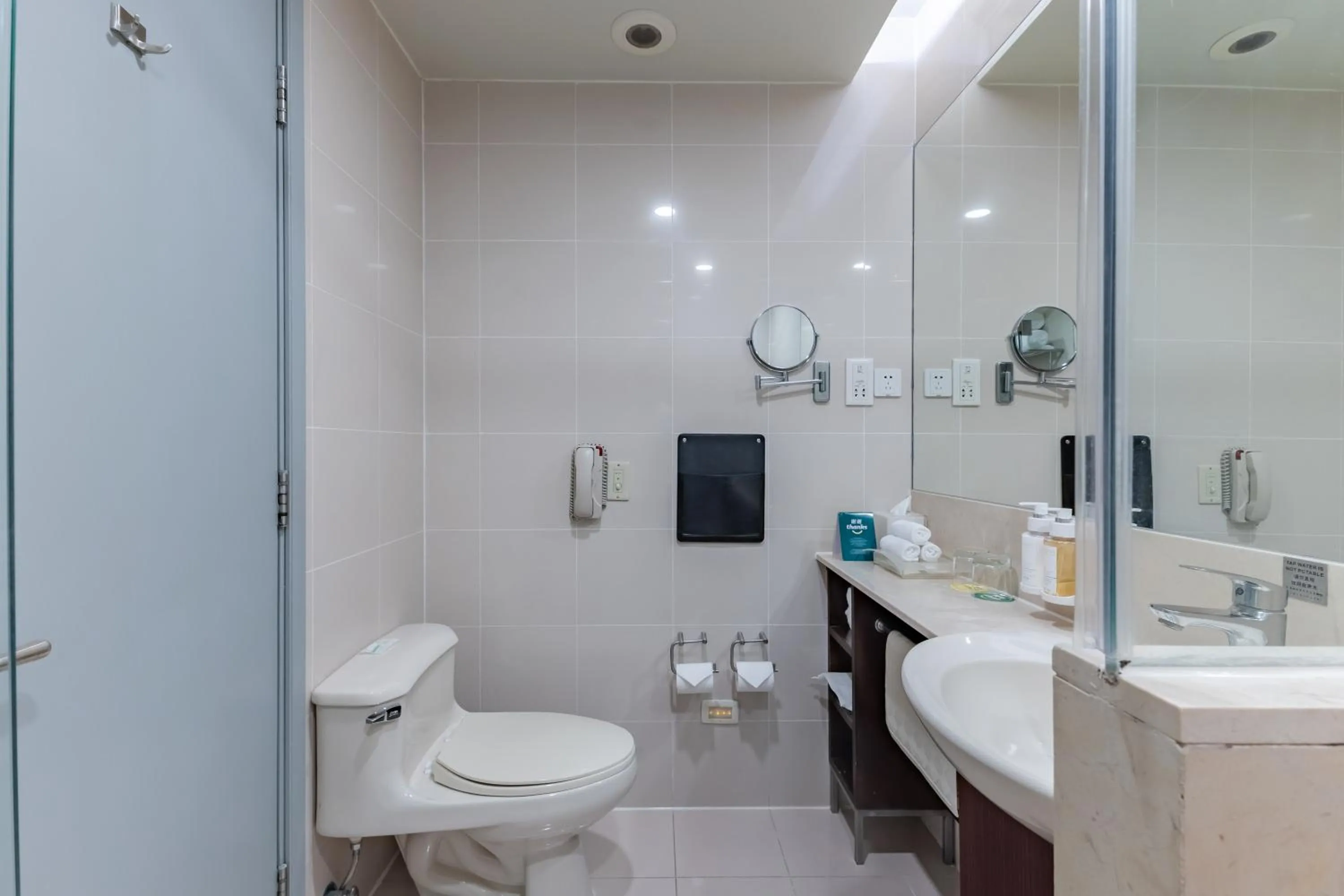 Toilet in Holiday Inn Shanghai Vista Near Jing'an Temple