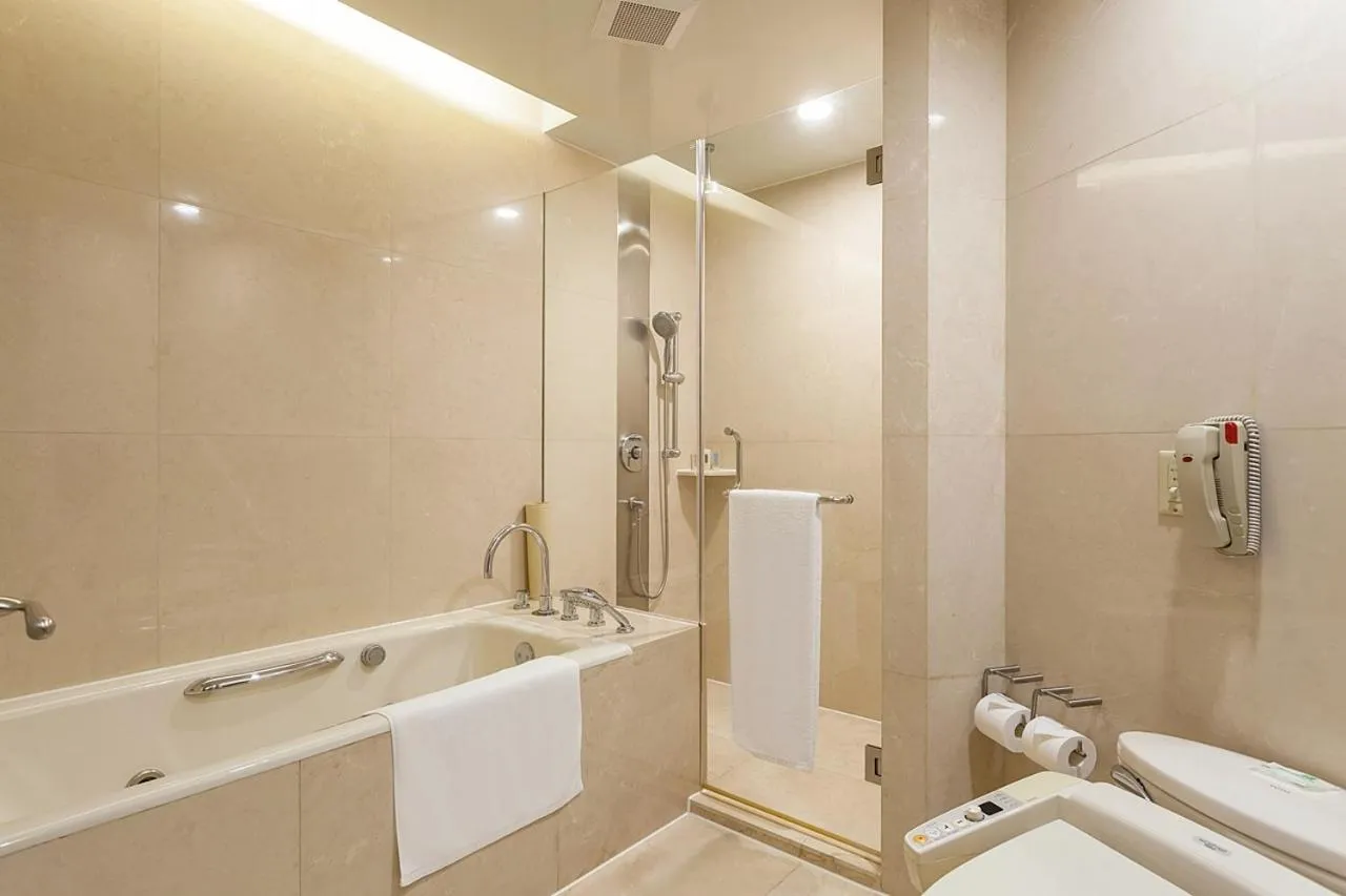 Bathroom in Holiday Inn Shanghai Vista Near Jing'an Temple