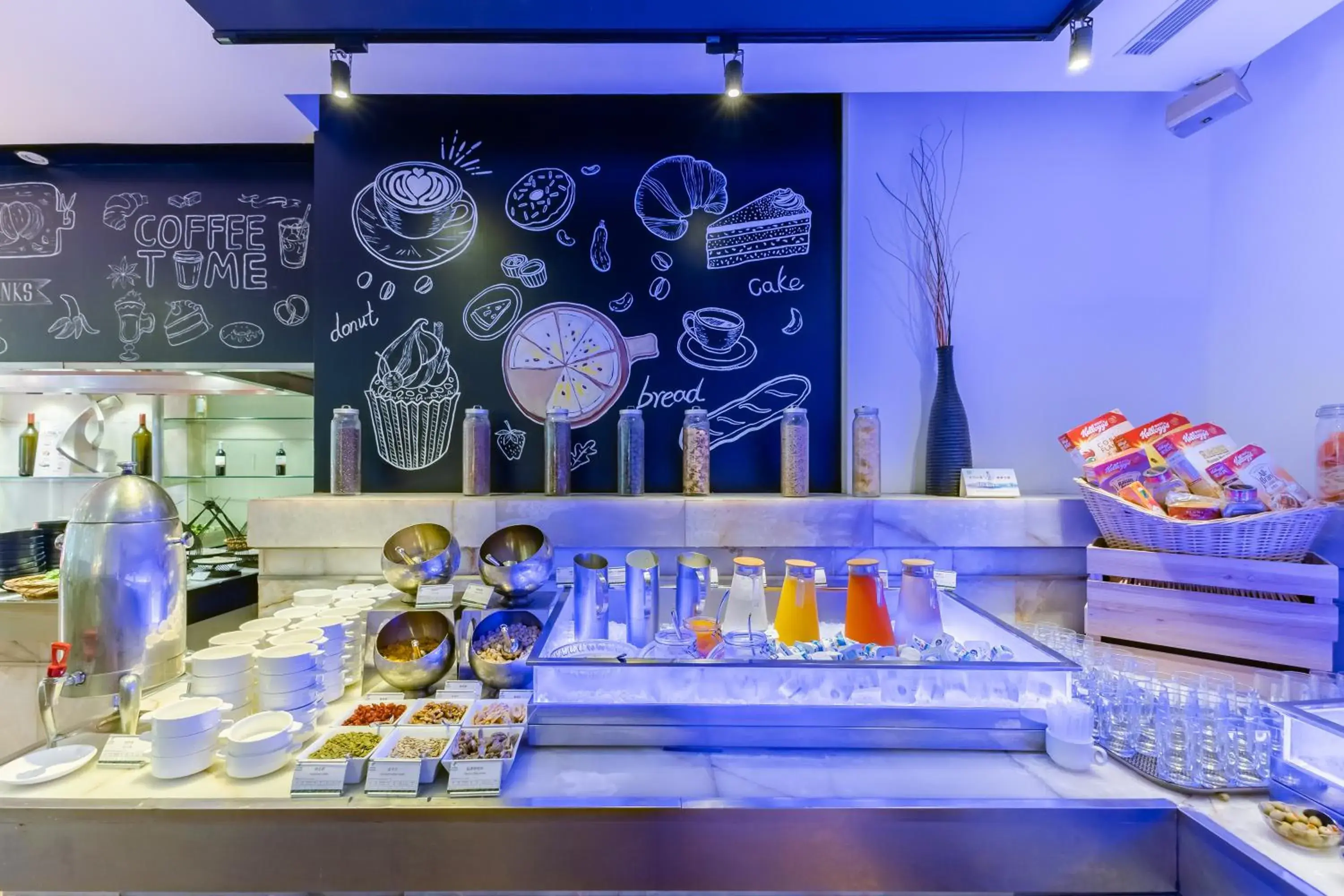 Breakfast in Holiday Inn Shanghai Vista Near Jing'an Temple Breakfast in Holiday Inn Shanghai Vista Near Jing'an Temple