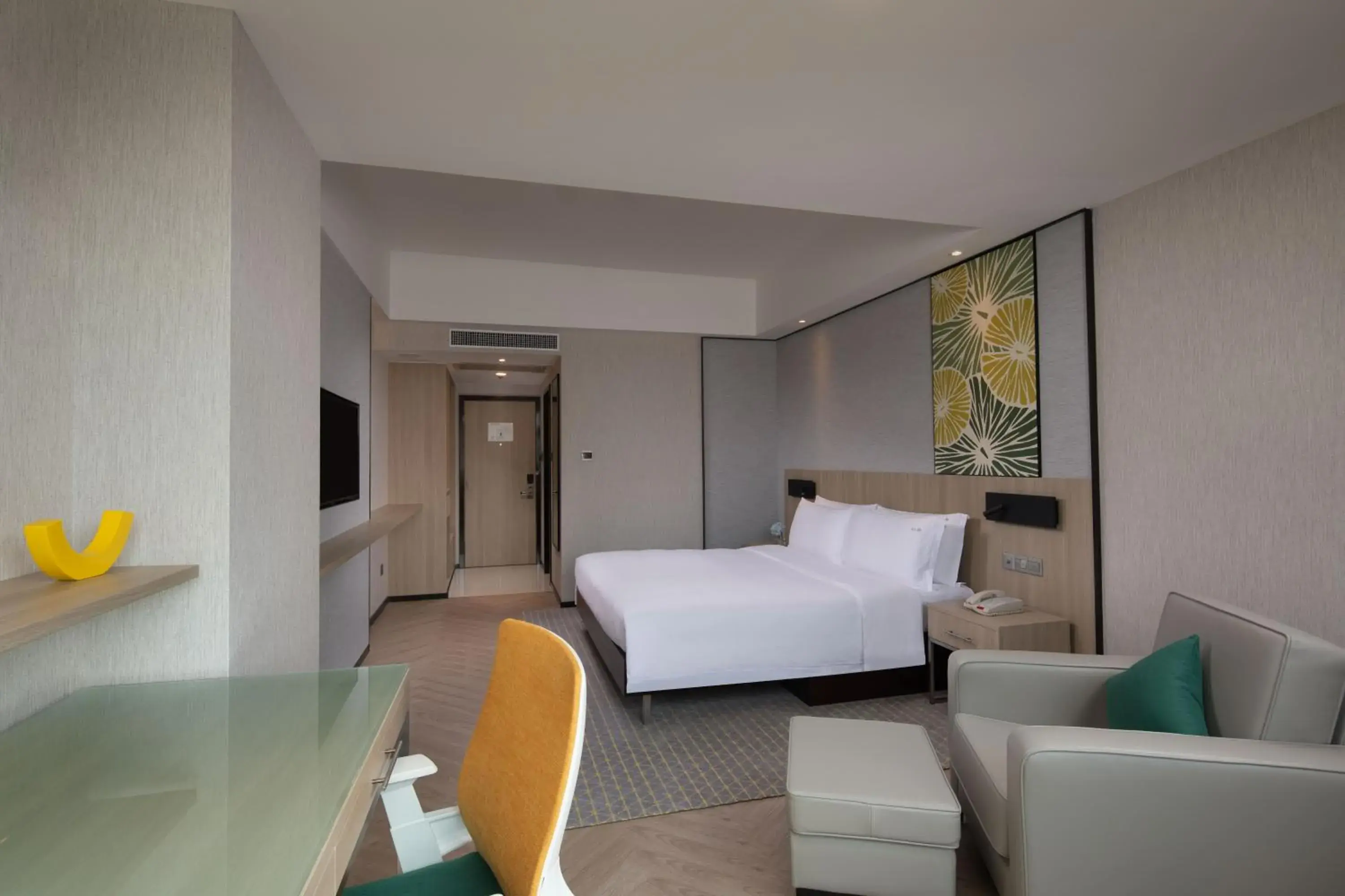 Standard King Room in Holiday Inn Shanghai Vista Near Jing'an Temple Standard King Room in Holiday Inn Shanghai Vista Near Jing'an Temple