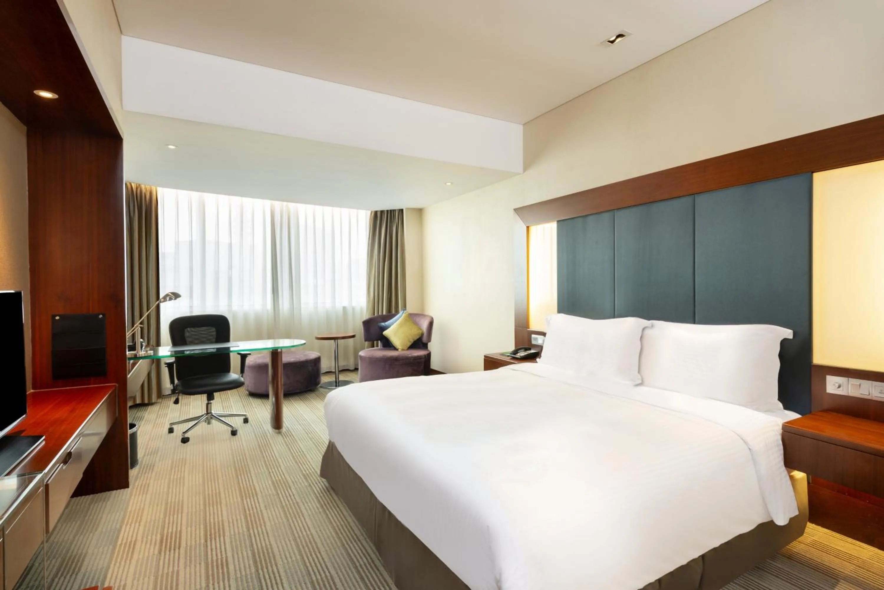 Photo of the whole room, Bed in Holiday Inn Shanghai Pudong by IHG