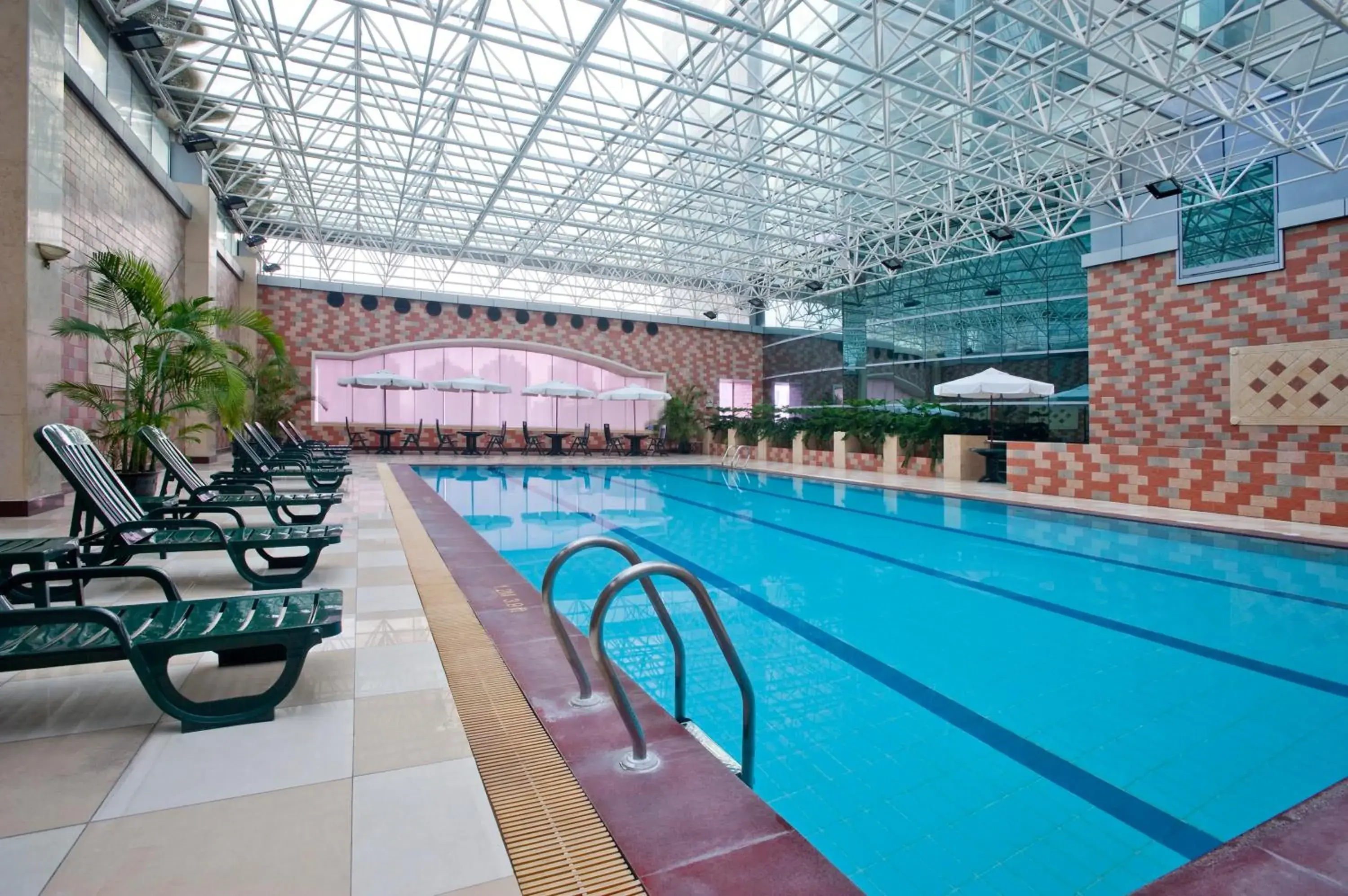Swimming pool in Holiday Inn Shanghai Pudong by IHG Swimming pool in Holiday Inn Shanghai Pudong by IHG