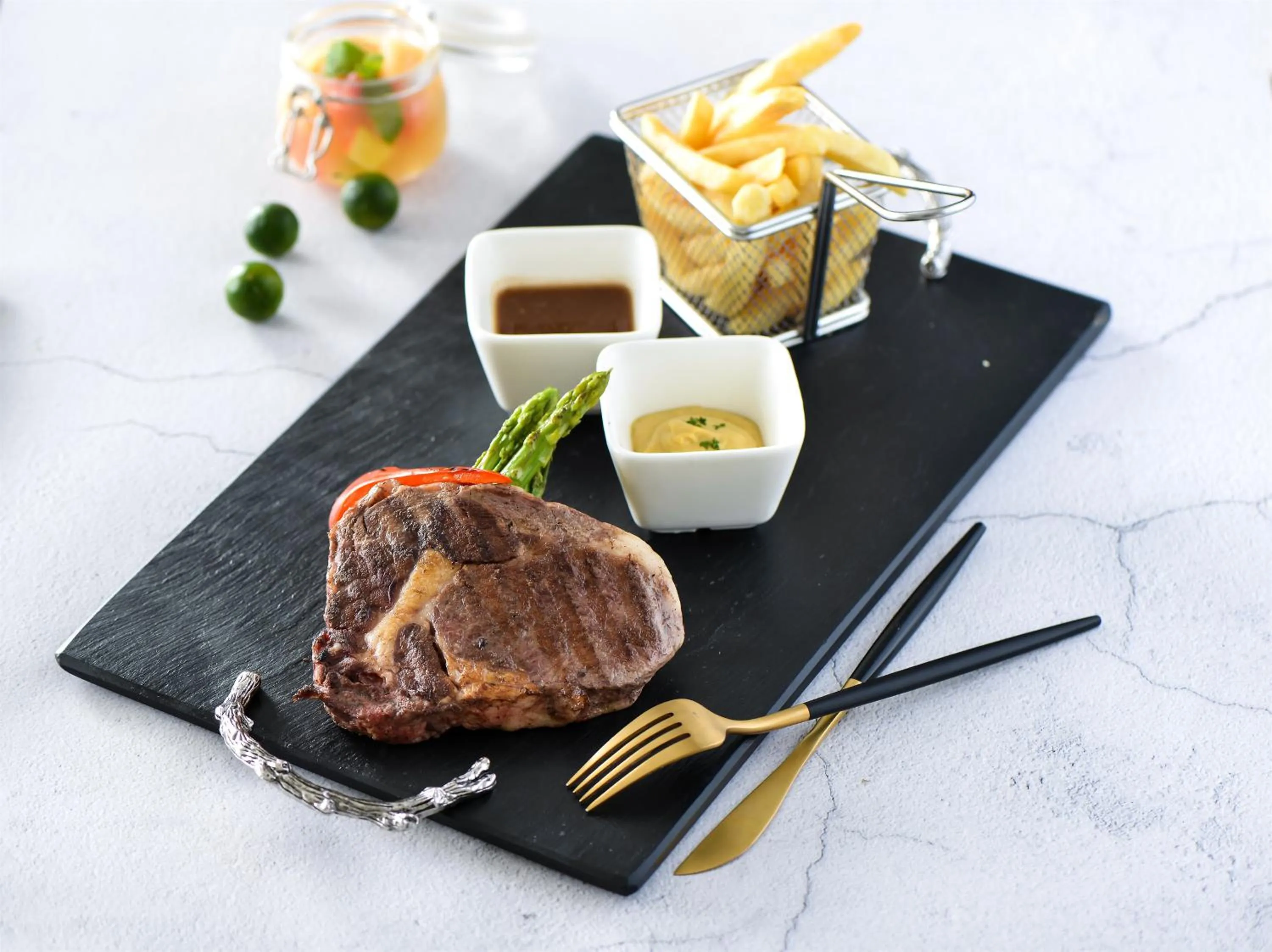 Restaurant/places to eat in Holiday Inn Shanghai Pudong by IHG