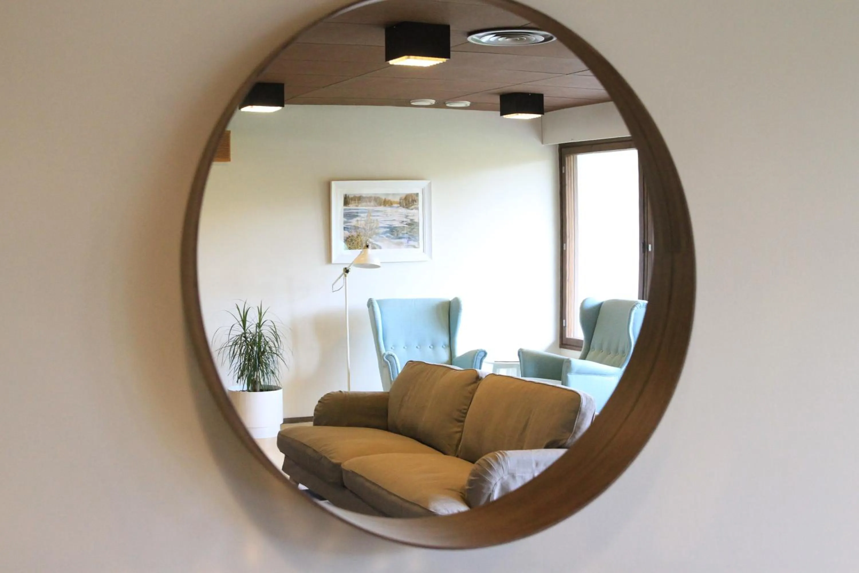 Communal lounge/ TV room in Hotelli Pielinen