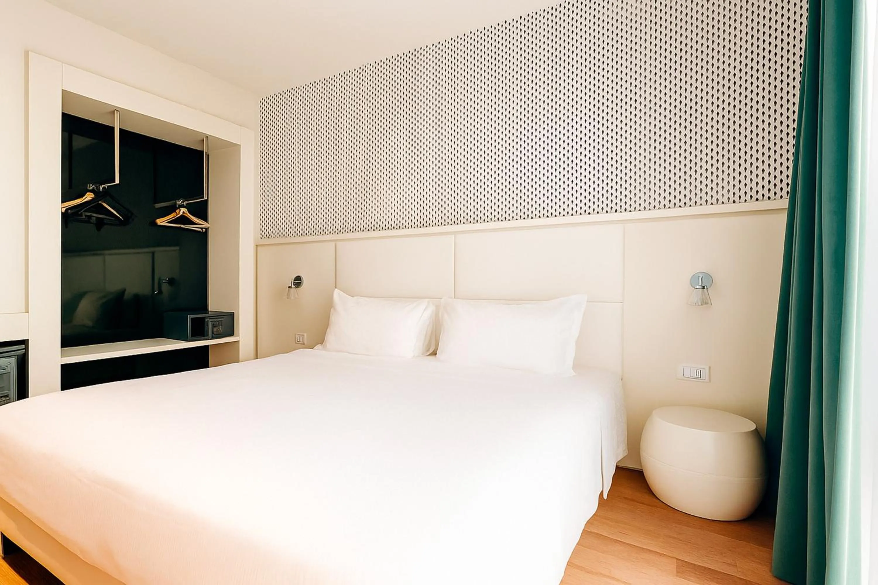 Photo of the whole room, Bed in voco Nola - Naples Vulcano Buono by IHG