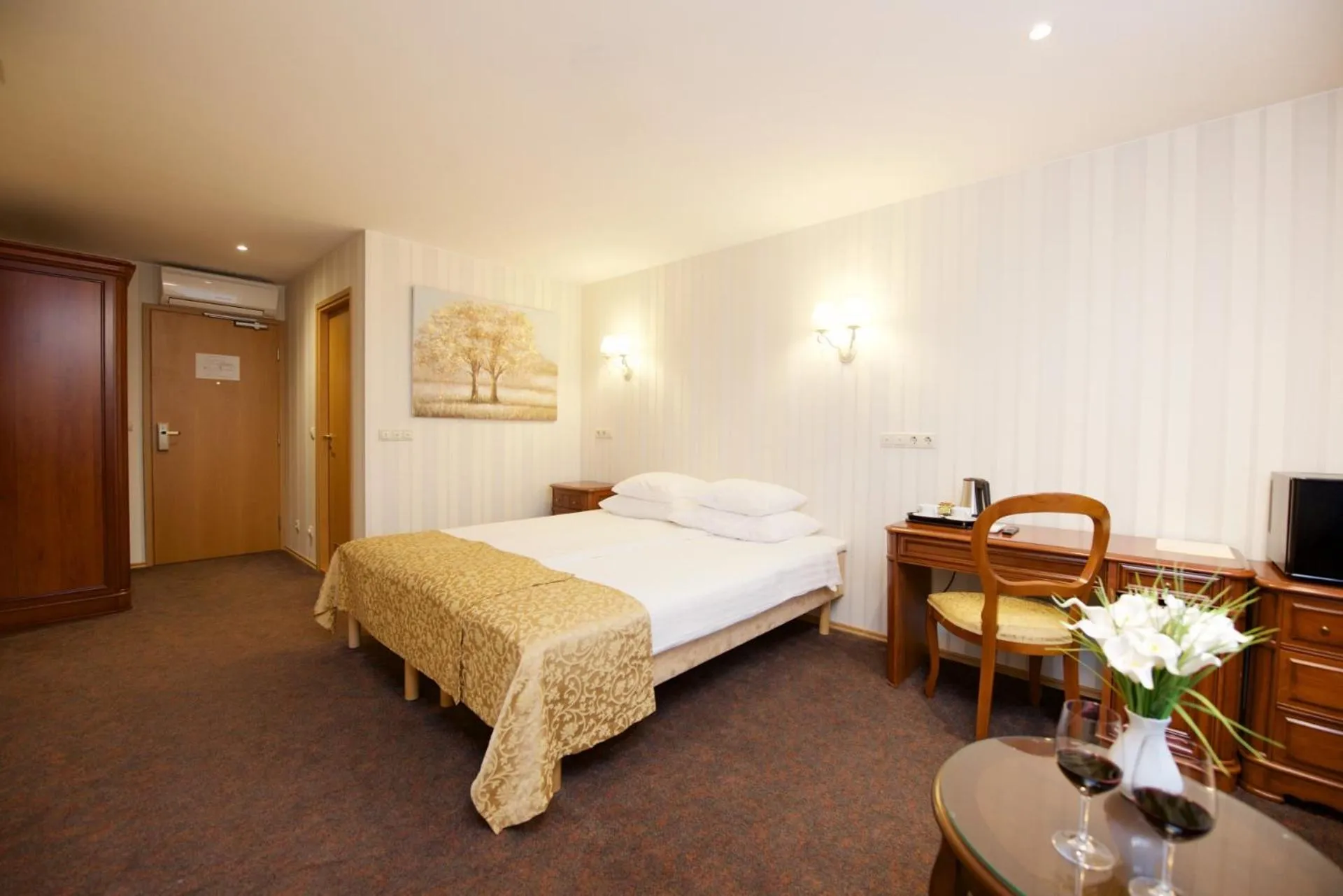 Restaurant/places to eat, Bed in Villa Hotel Theresa