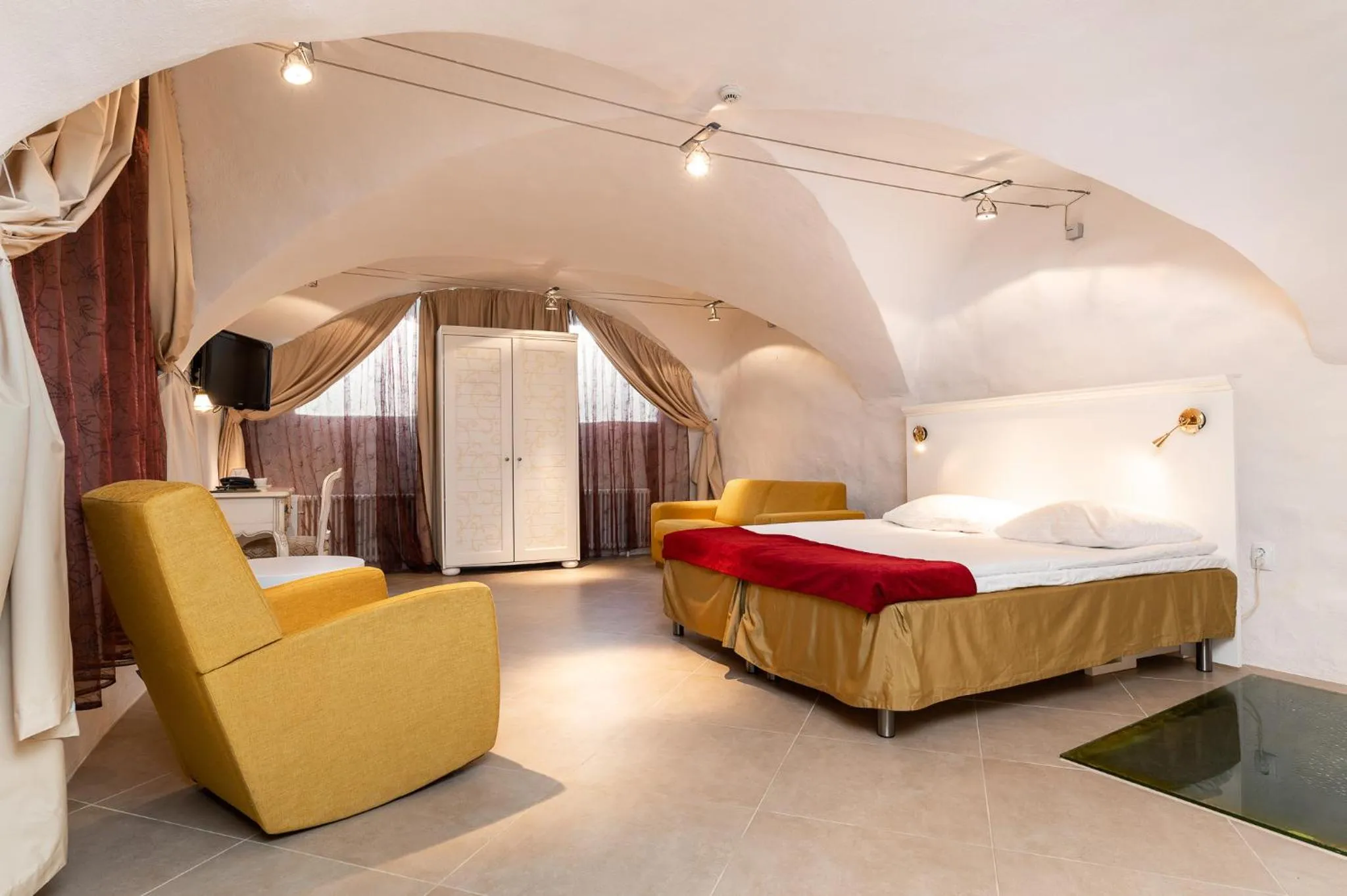 Photo of the whole room, Bed in Meriton Old Town Garden Hotel