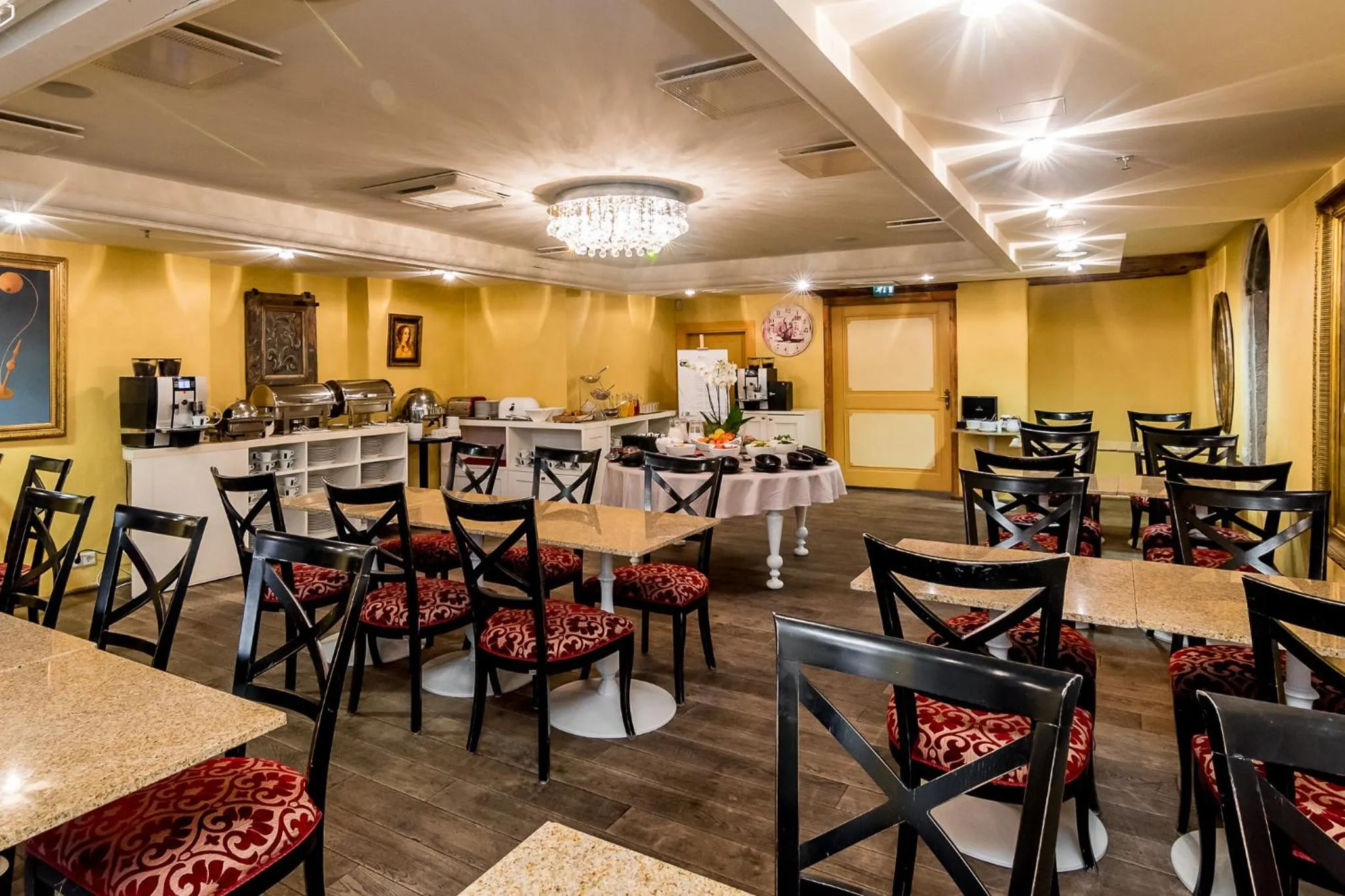 Buffet breakfast in Meriton Old Town Garden Hotel