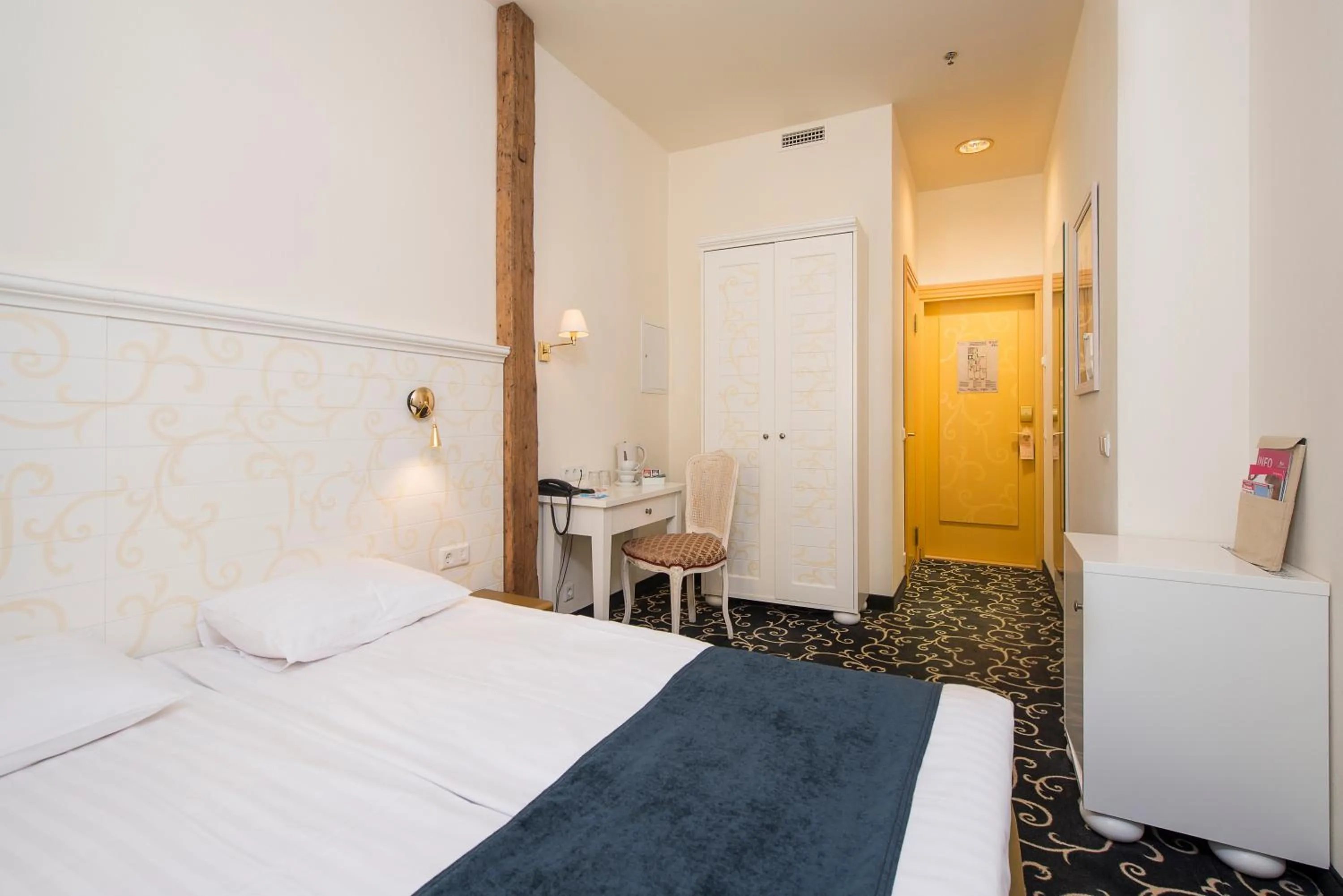 Bedroom, Bed in Meriton Old Town Garden Hotel