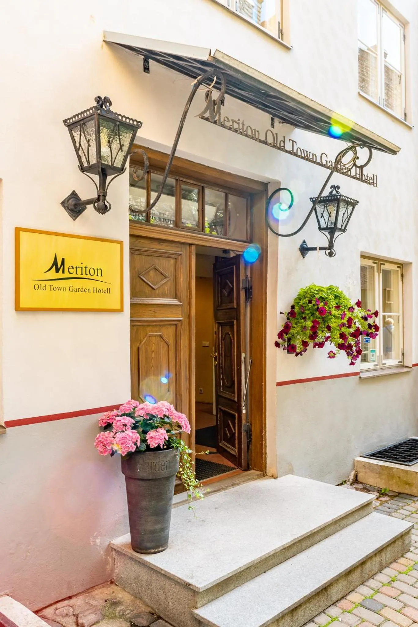 Facade/entrance in Meriton Old Town Garden Hotel