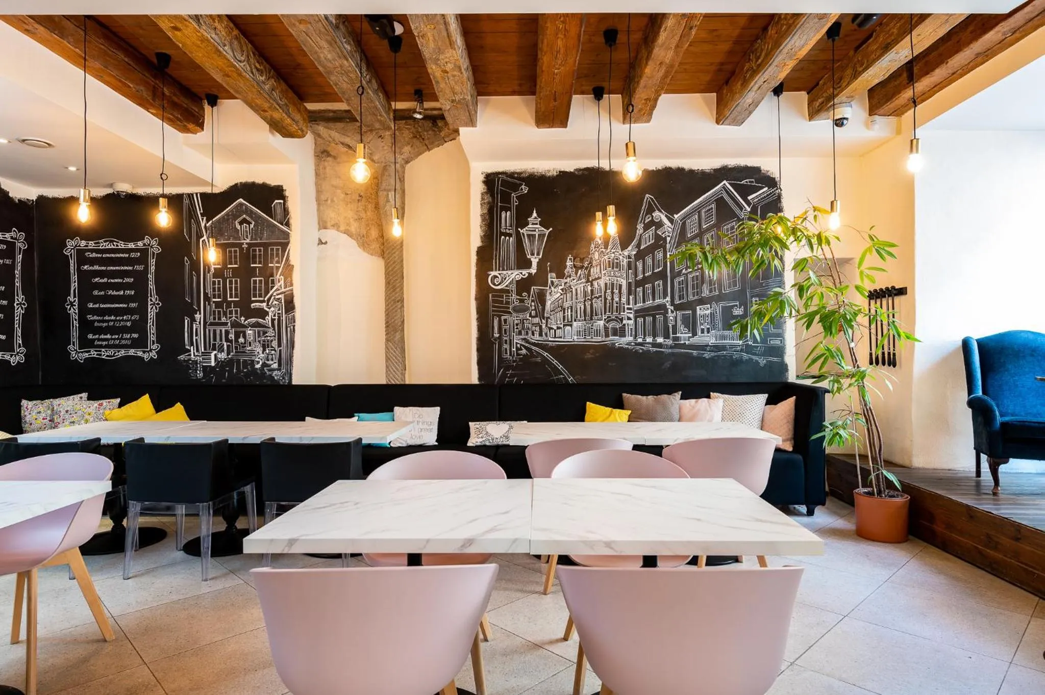 Lounge or bar in Meriton Old Town Garden Hotel