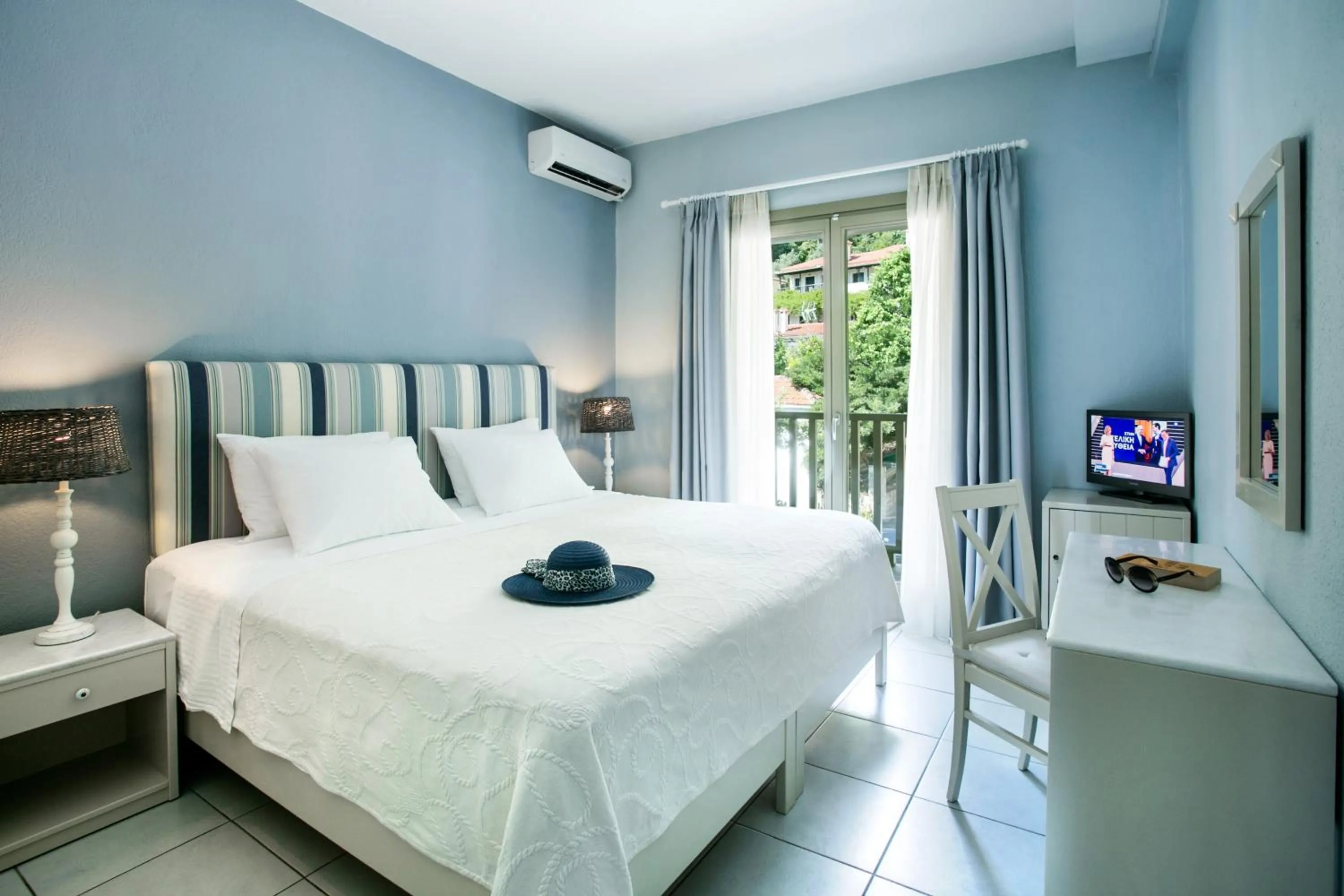 Photo of the whole room, Bed in Kenta Beach Hotel