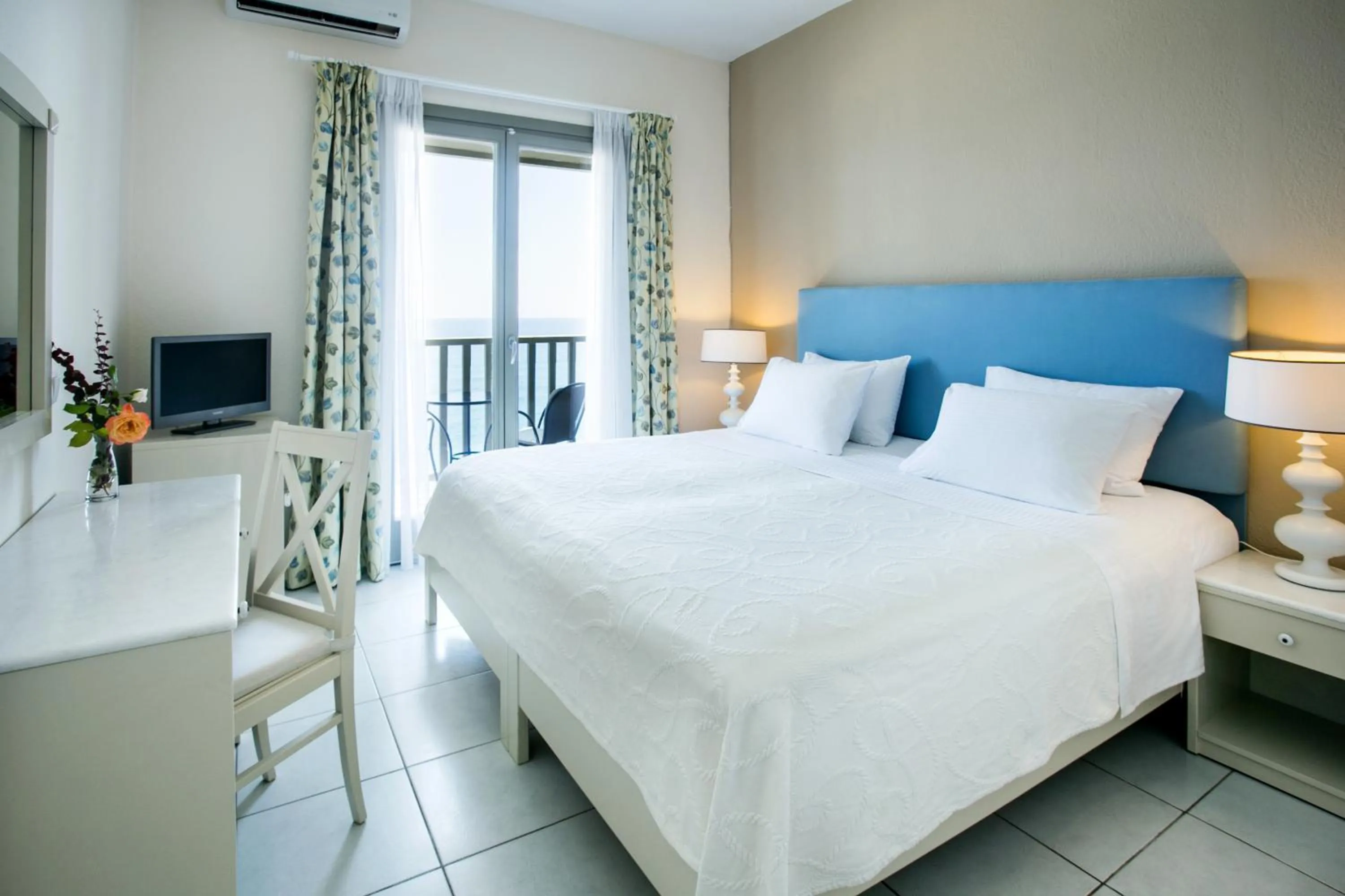 Photo of the whole room, Bed in Kenta Beach Hotel