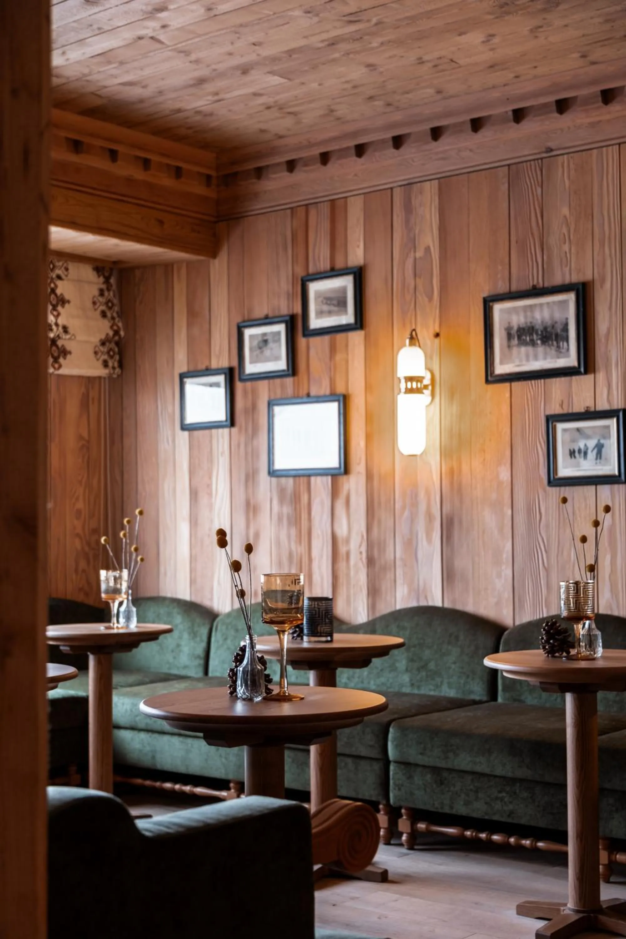 Lounge or bar in Alpes Hôtel du Pralong