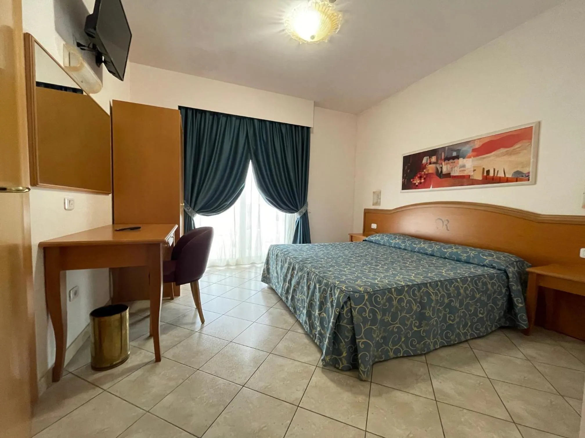 Bedroom, Bed in Roses Hotel