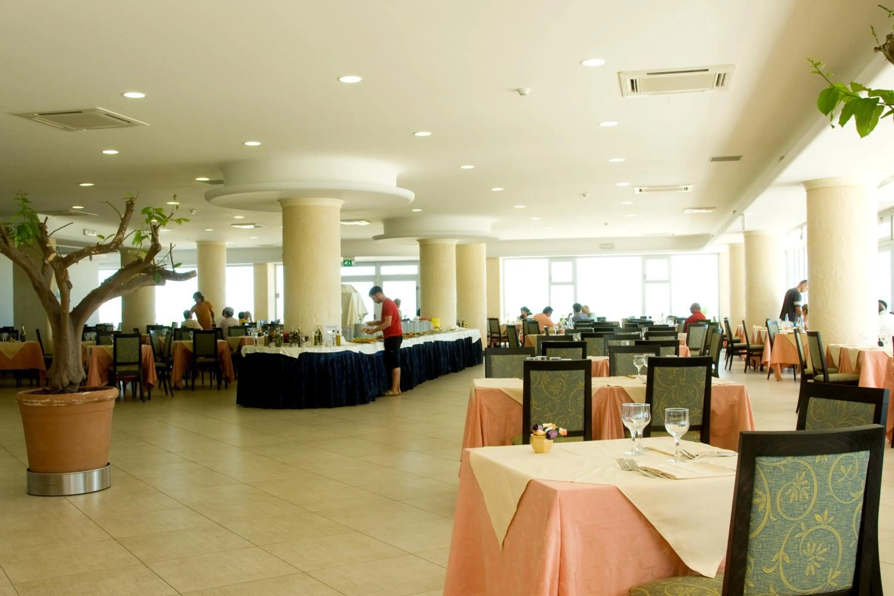 Restaurant/places to eat in Roses Hotel