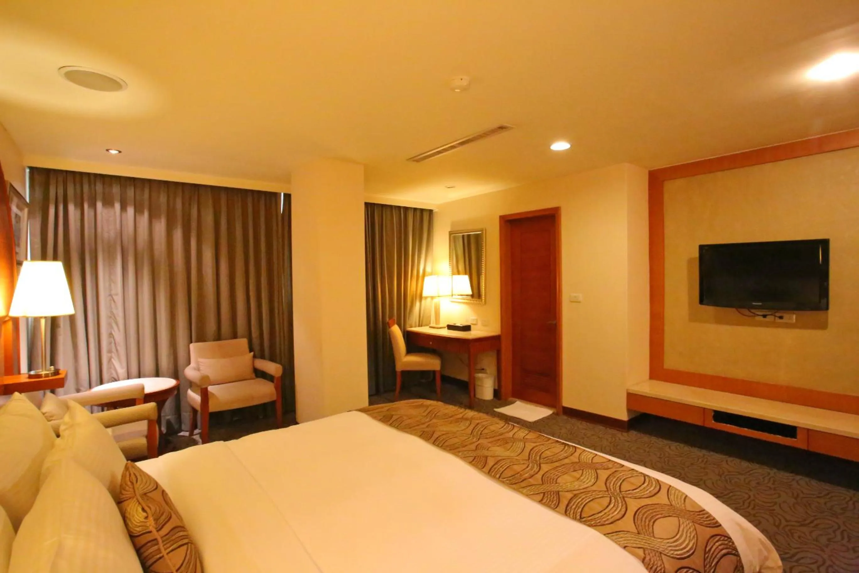 Bedroom, Bed in Elegance Hotel