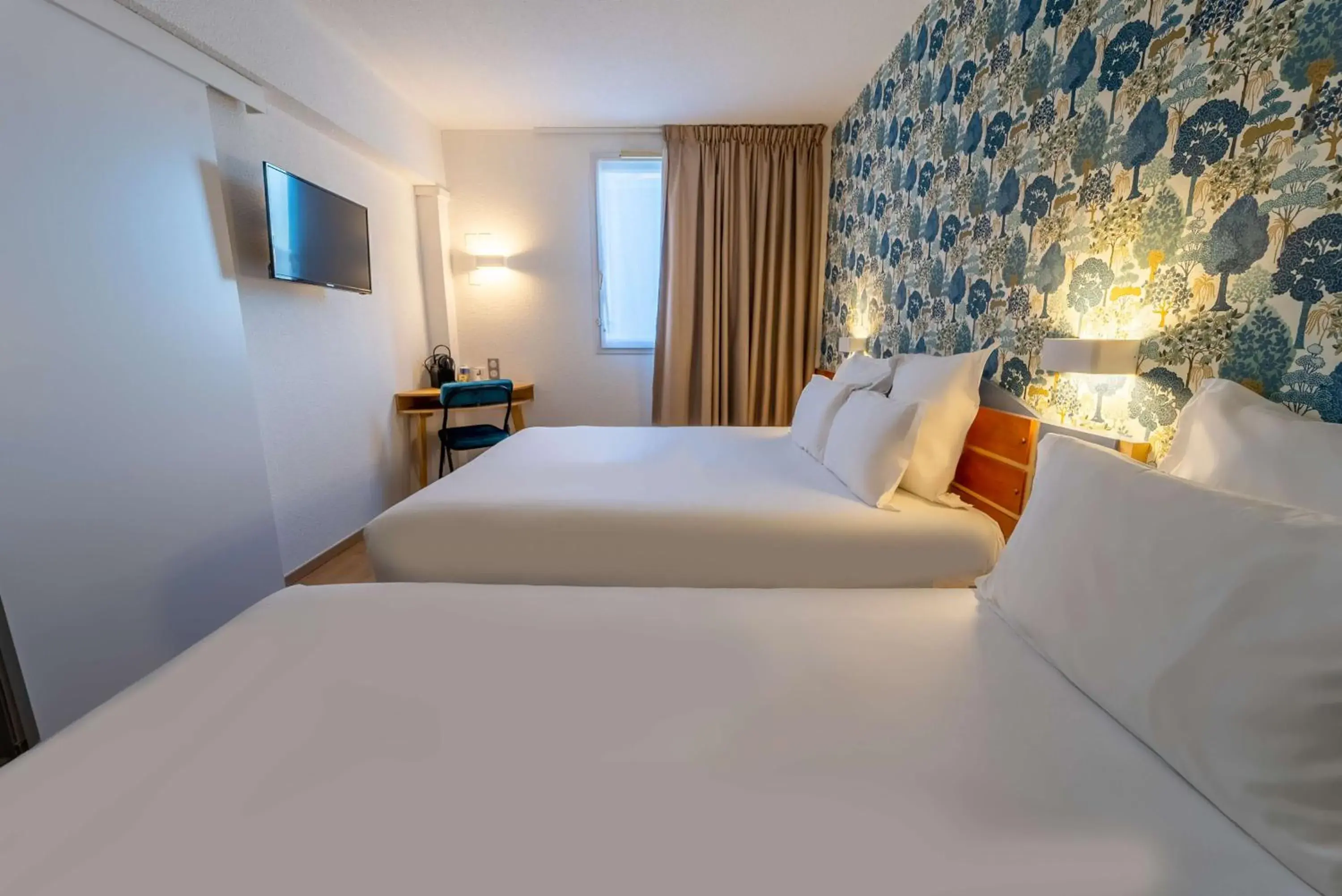 Standard Room with One Double Bed and One Single Bed in Sure Hotel by Best Western Sarlat-la-Canéda Standard Room with One Double Bed and One Single Bed in Sure Hotel by Best Western Sarlat-la-Canéda
