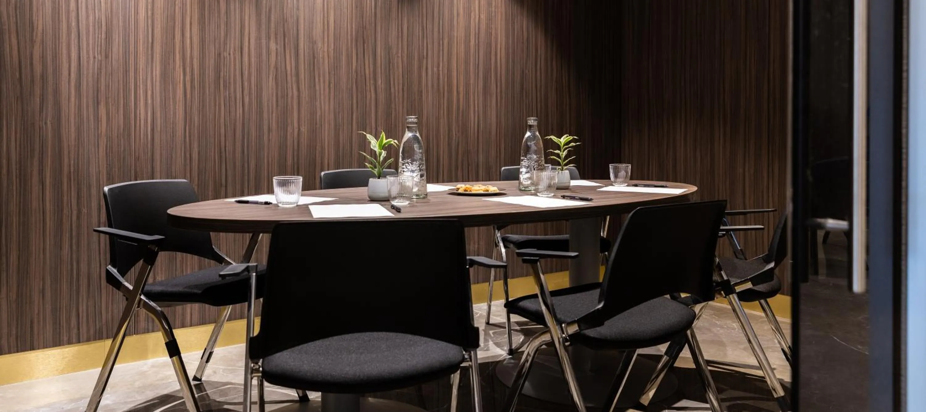 Business facilities in 115 The Strand Hotel by NEU Collective