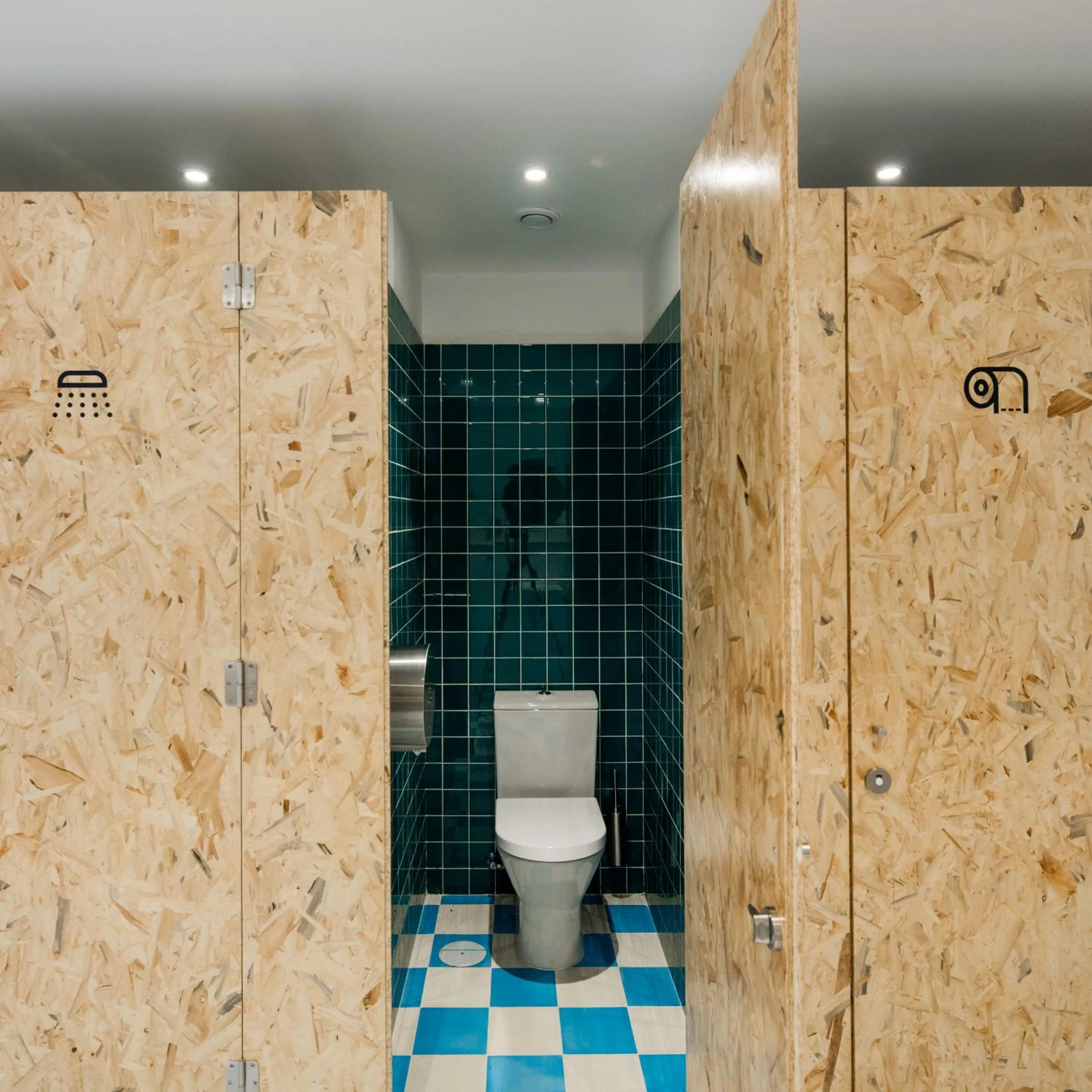 Shower in Hostel Conii & Suites Algarve