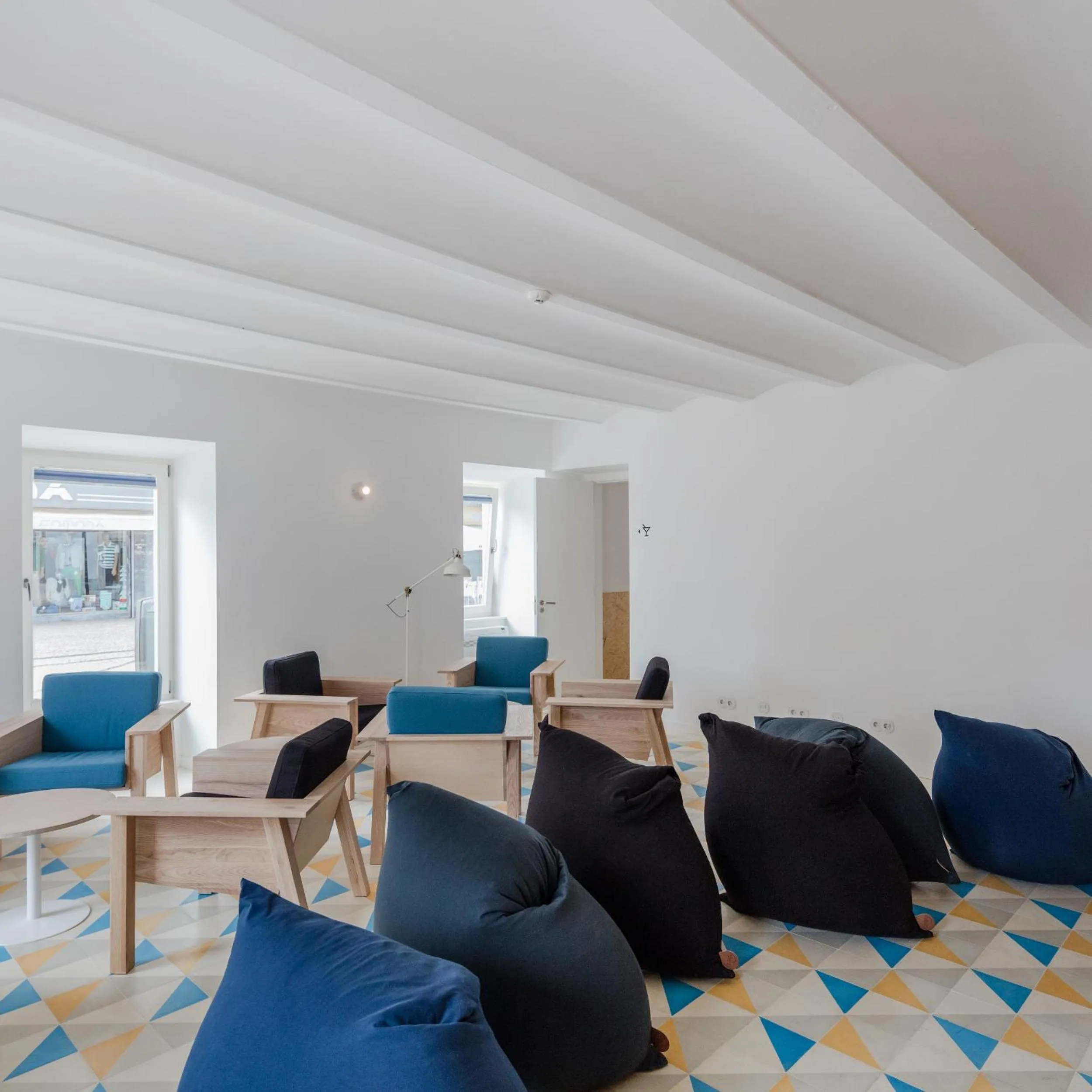 Communal lounge/ TV room in Hostel Conii & Suites Algarve