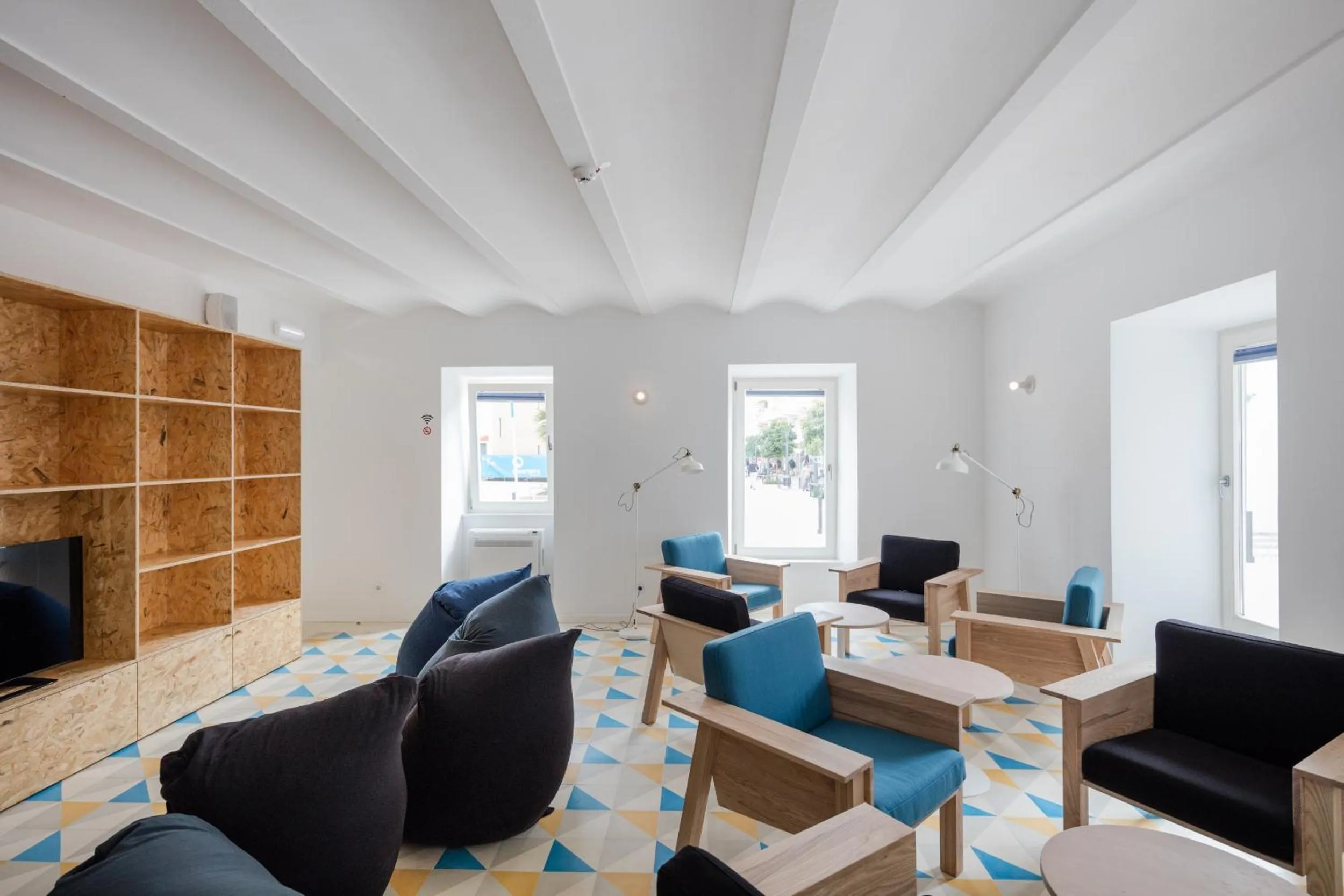 Communal lounge/ TV room in Hostel Conii & Suites Algarve