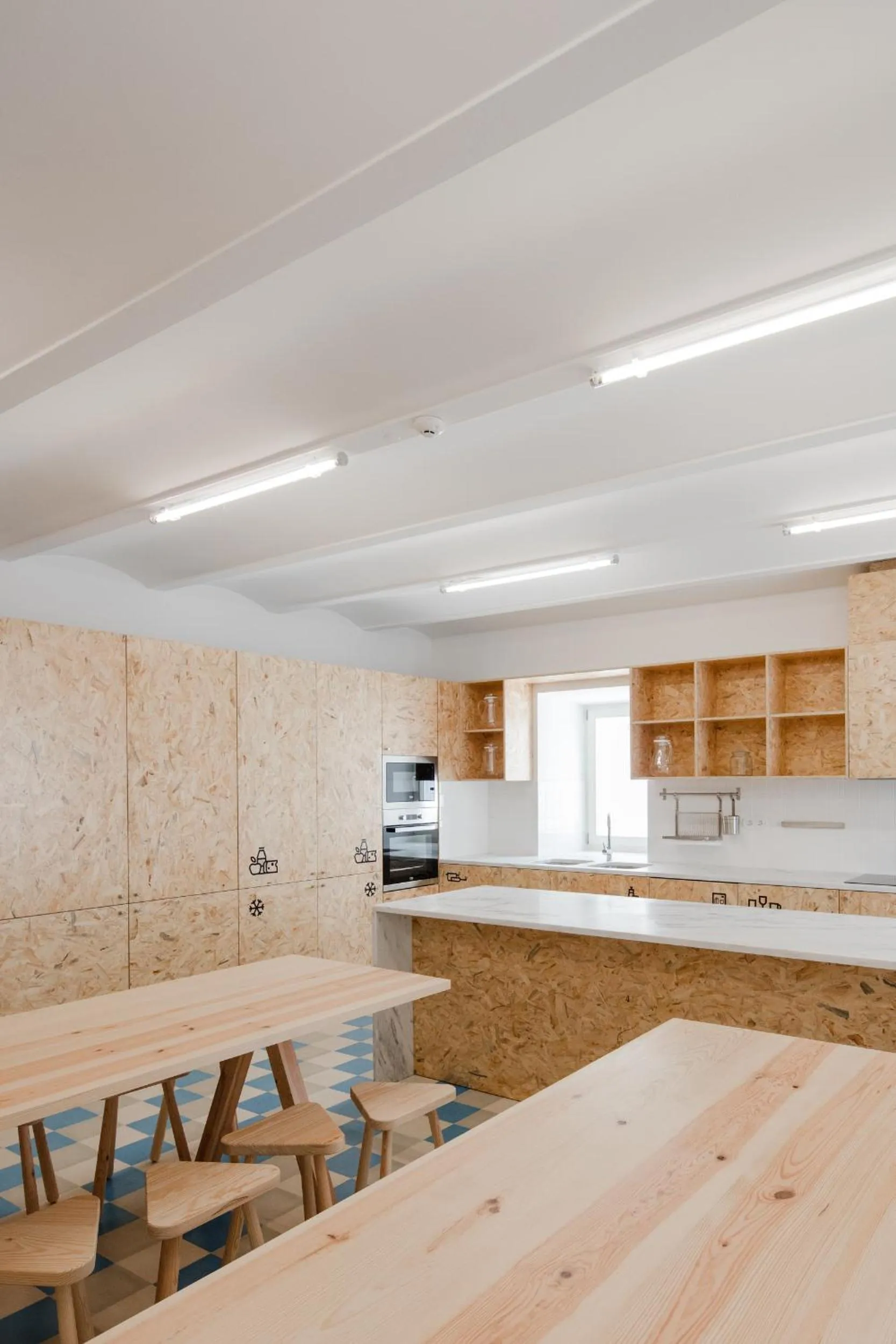 Communal kitchen in Hostel Conii & Suites Algarve