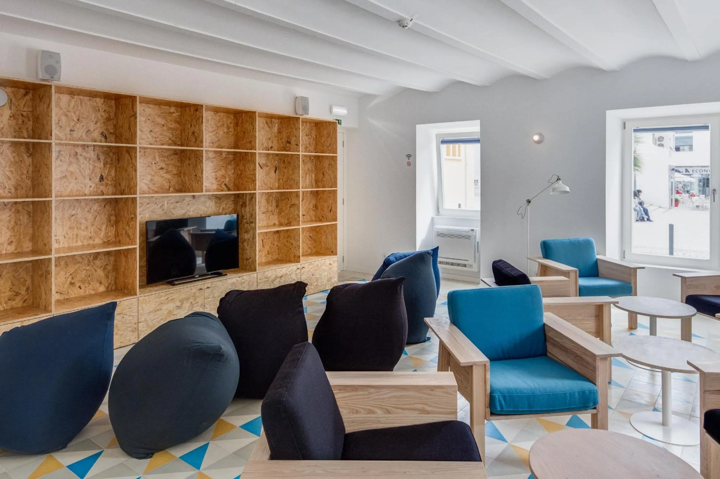 Communal lounge/ TV room in Hostel Conii & Suites Algarve