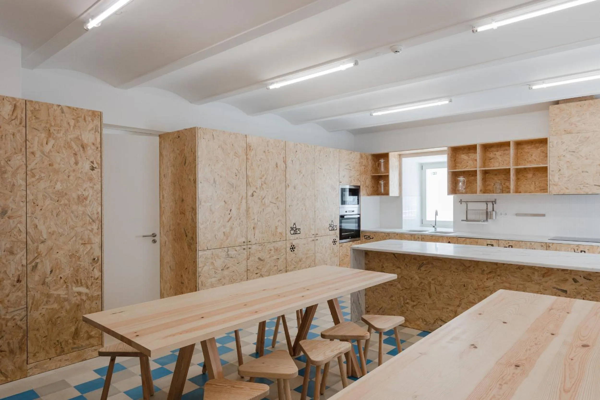 Communal kitchen in Hostel Conii & Suites Algarve