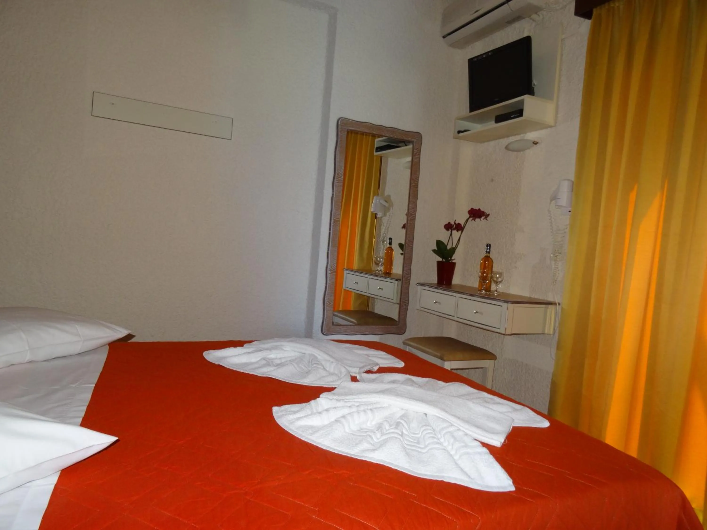 Photo of the whole room, Bed in Lito Apartments Paleochora