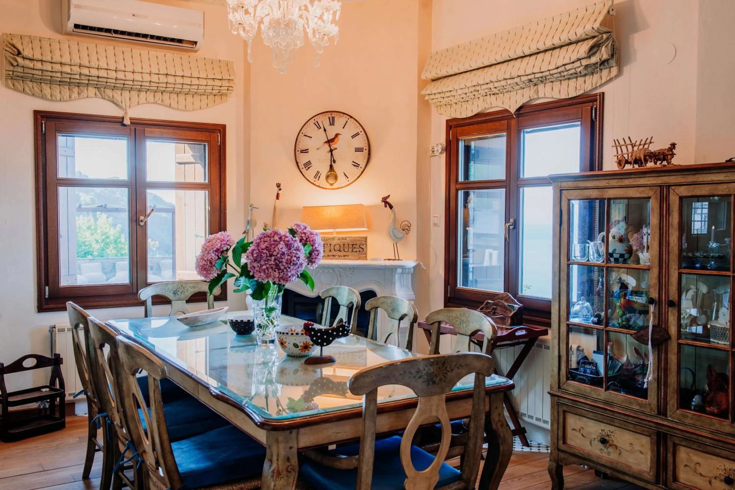 Dining area in Elysian Luxury Villa Pelion