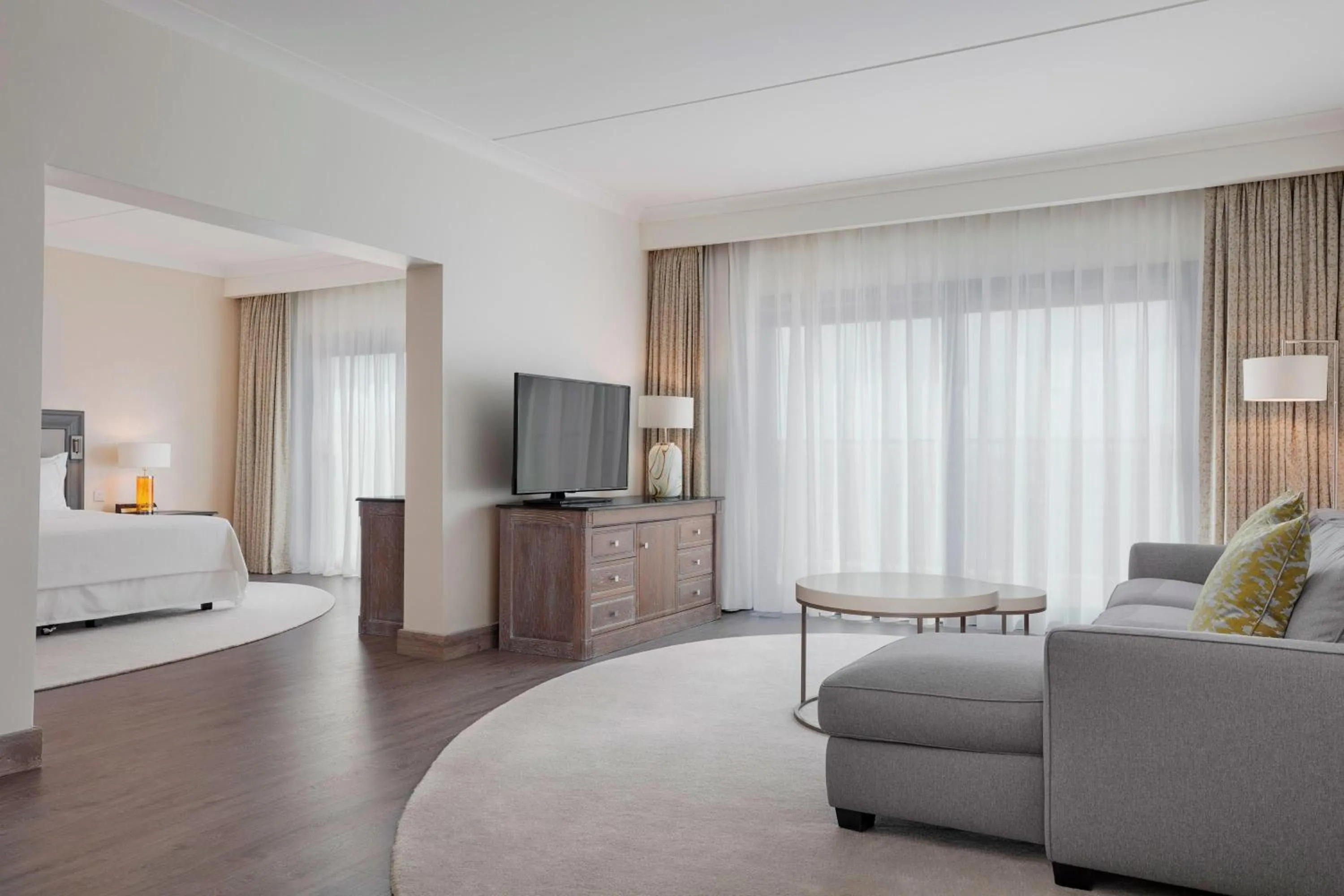 Lounge or bar, Bed in The Westin Dragonara Resort, Malta