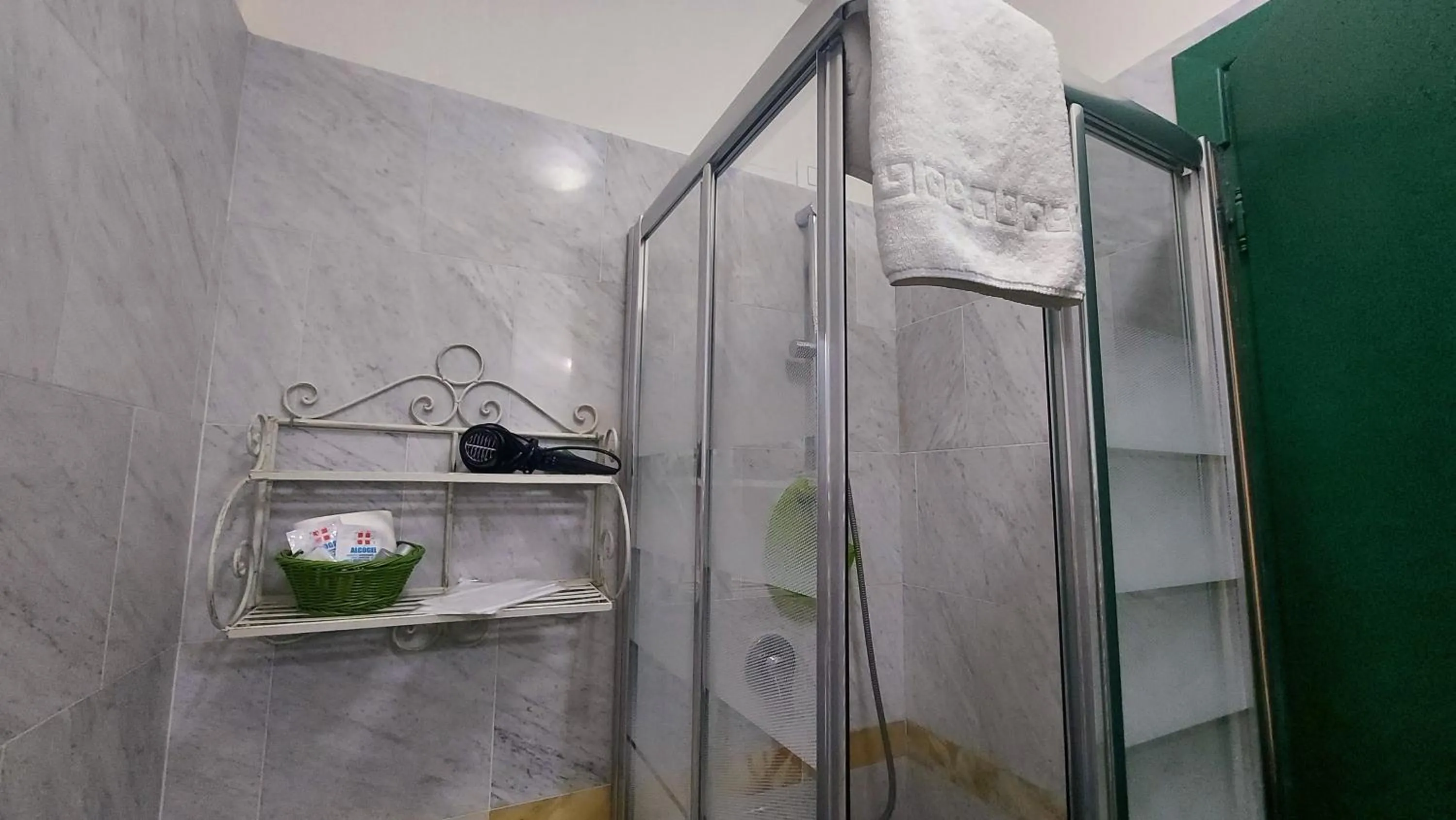 Shower in La Locandiera B&B