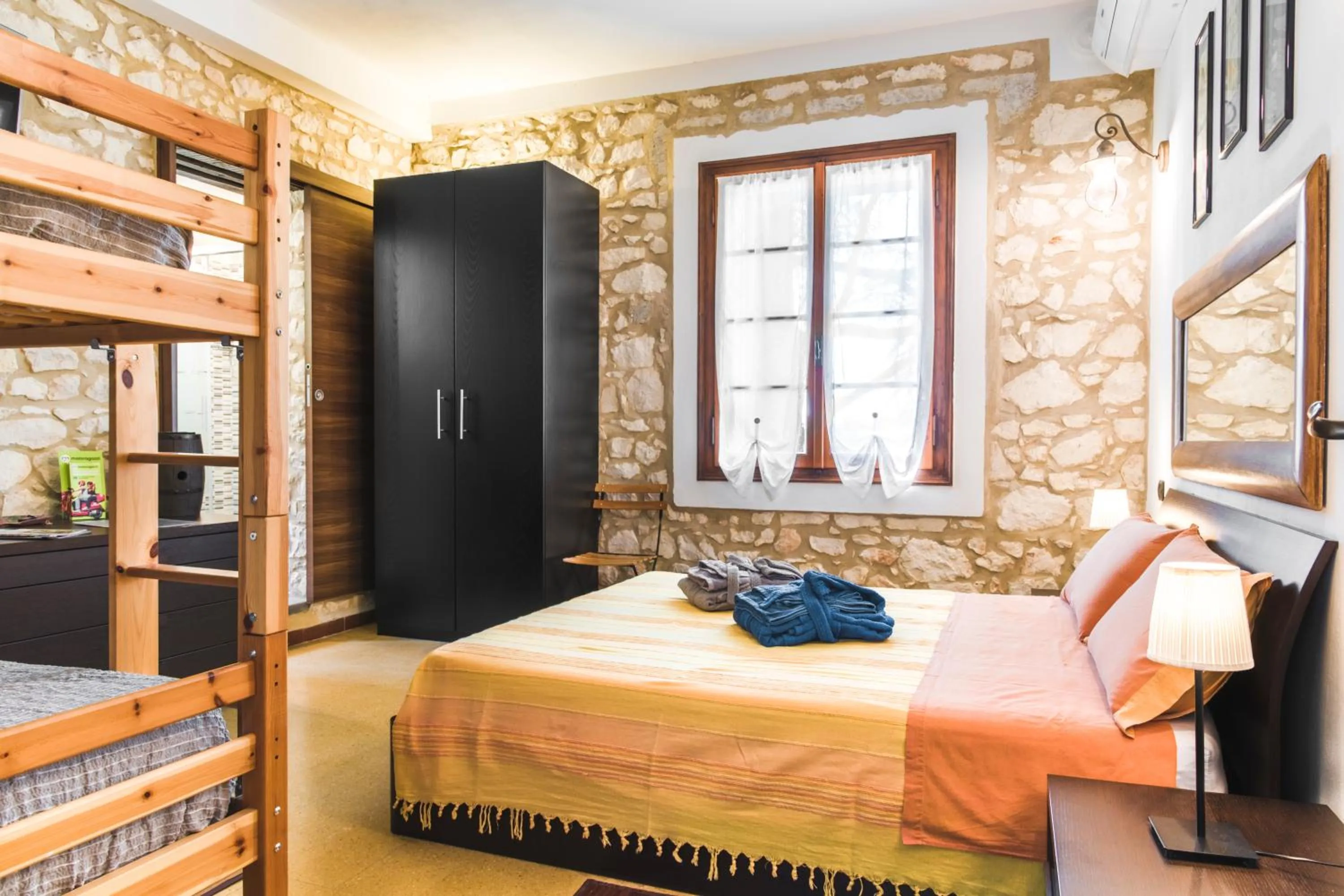 Photo of the whole room, Bed in Relais des Roches